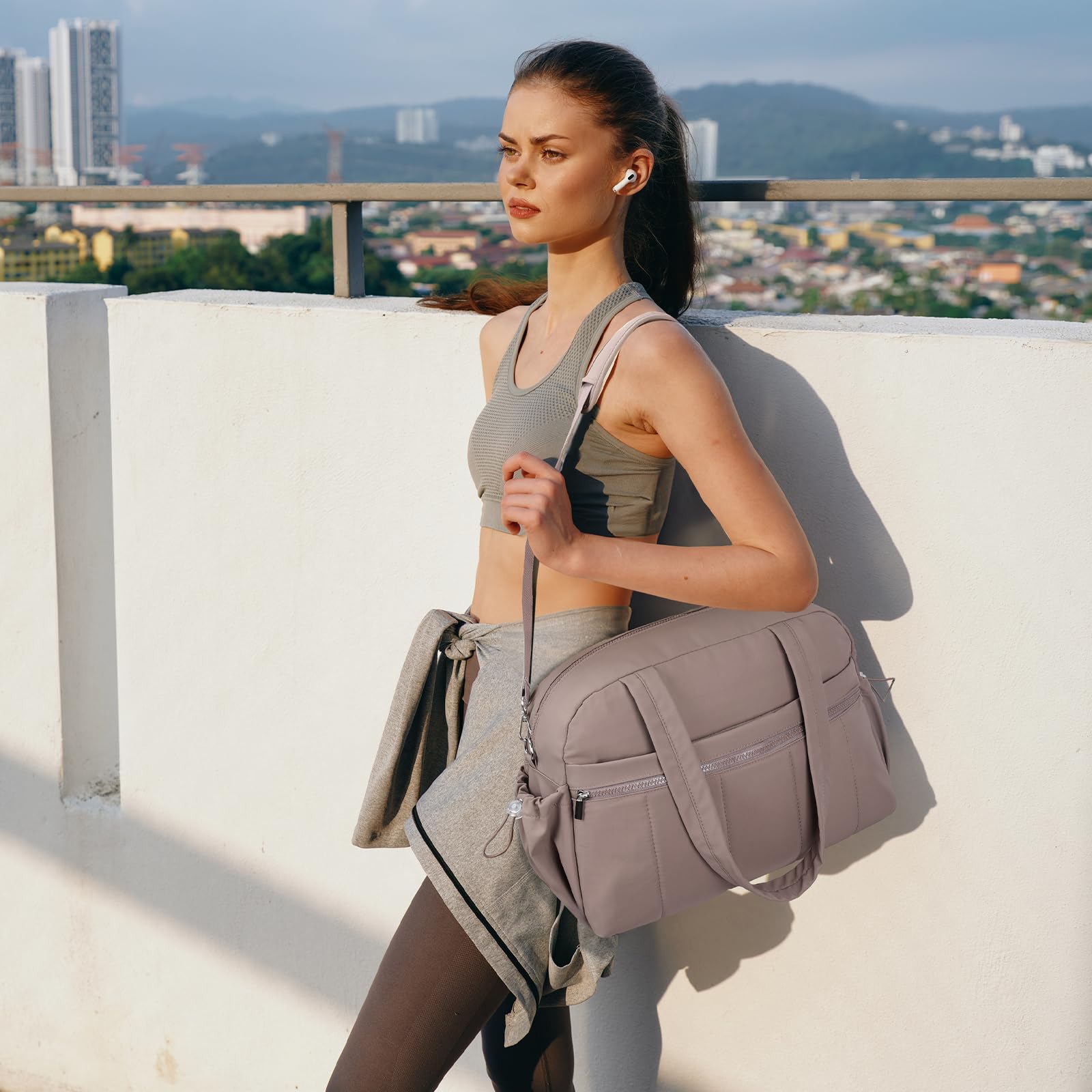 Sac de Sport 20L Femme Fille, Petit Sac de Voyage avec Séparation par Humide et Sèche, Sac Weekend Léger Souple, Sac Yoga pour Camping Voyage Fitness Natation Danse, Marron