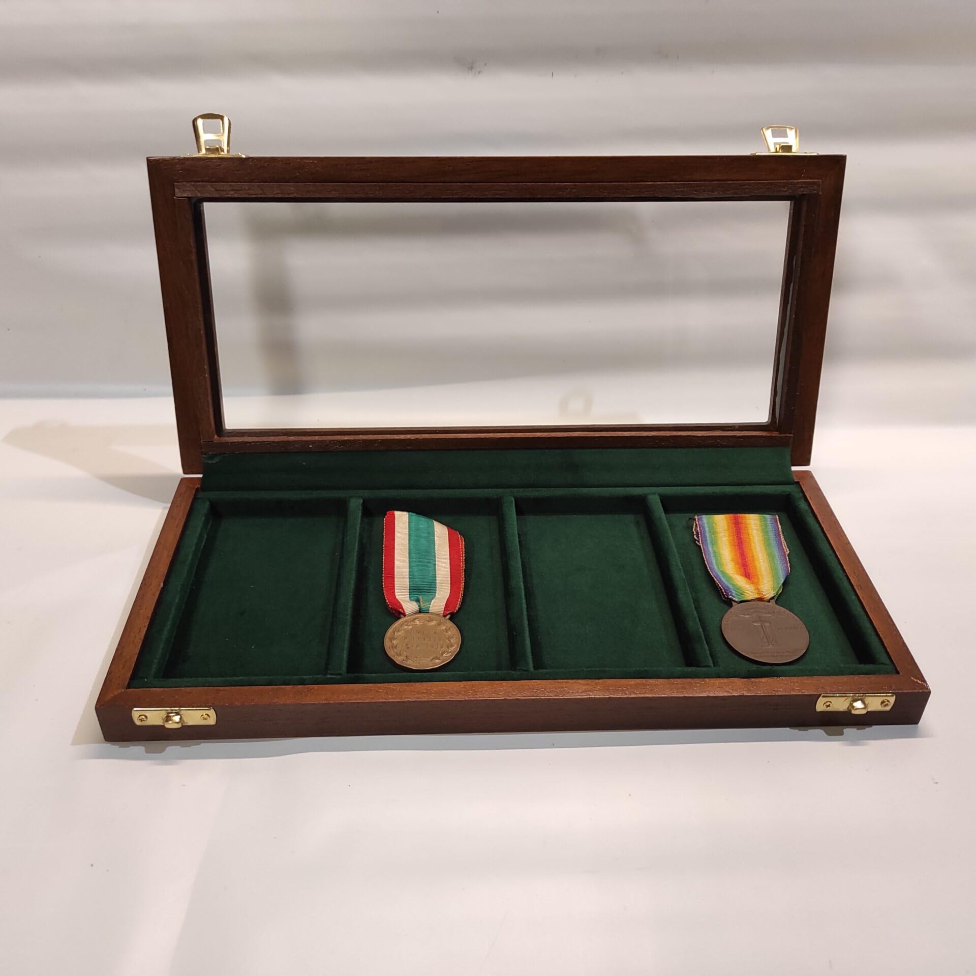Handgefertigte Medaillen Vitrine aus Massivholz und Samt für 4 Medaillen mit Glasdeckel, nummeriert und Zertifiziert