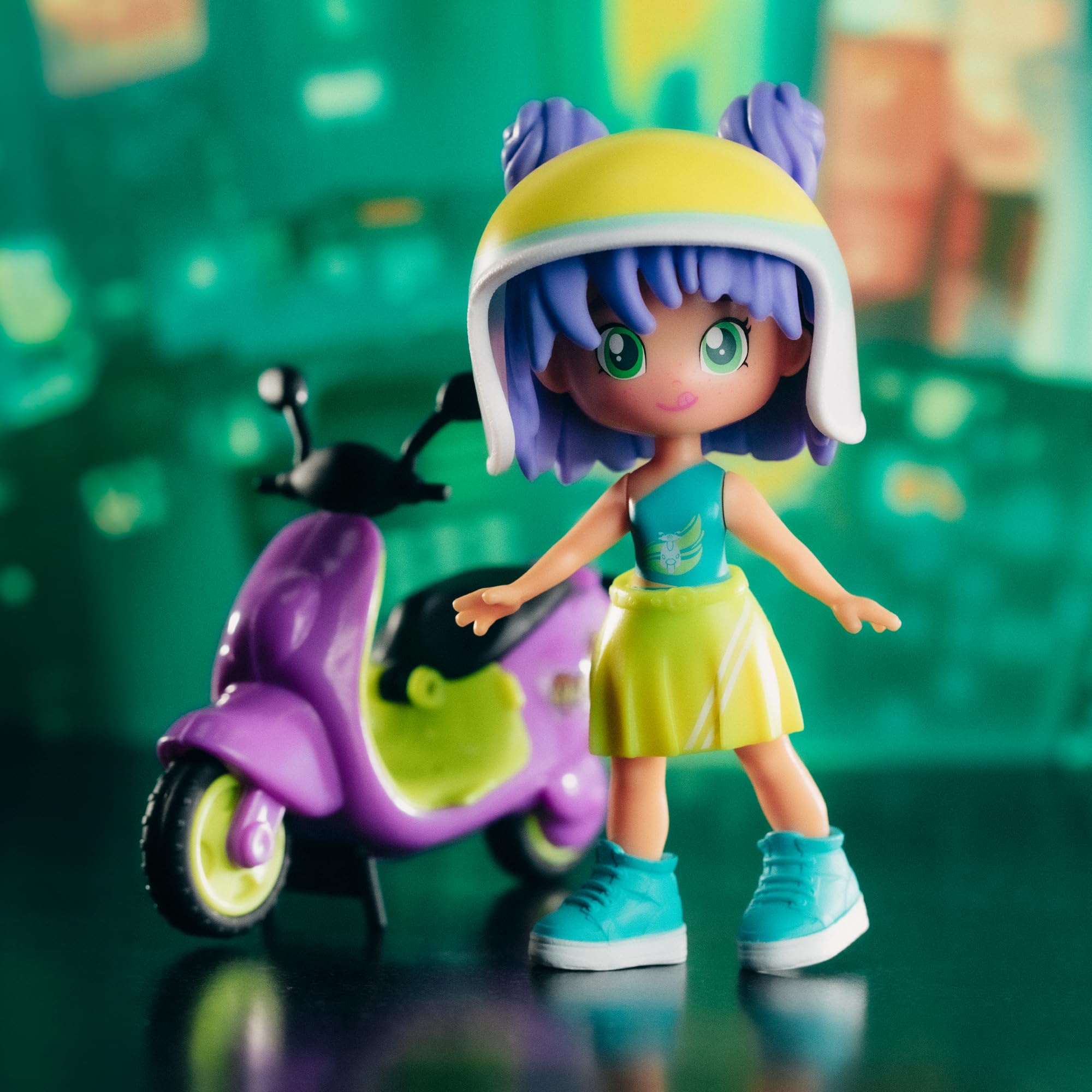 Pinypon Top Moto Girl, Figura Articulada de Brazos y Piernas, Set de Chica Top con su Moto, Incluyen Casco y Gafas, Ropa y Zapatos Intercambiables, Doble Cara y Decoración, +4 años, Famosa (PNN03000)
