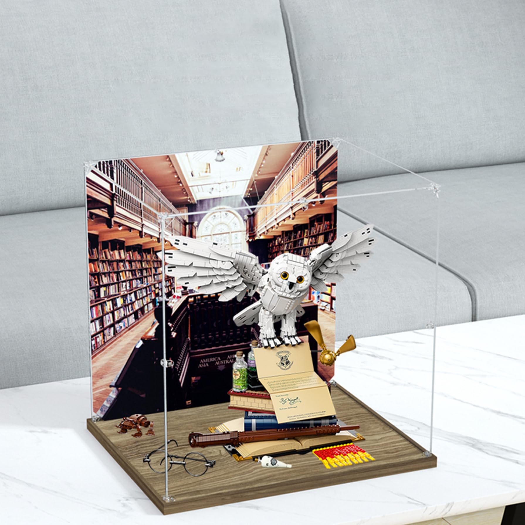 XNSHENGXAN Acrylic Display Case Compatible to Lego Hedwig Owl #76391 (19.6*15.7*19.6in), Display Cases for Collectibles, Sturdy Protection for Your Collectible,Wooden Base+Background
