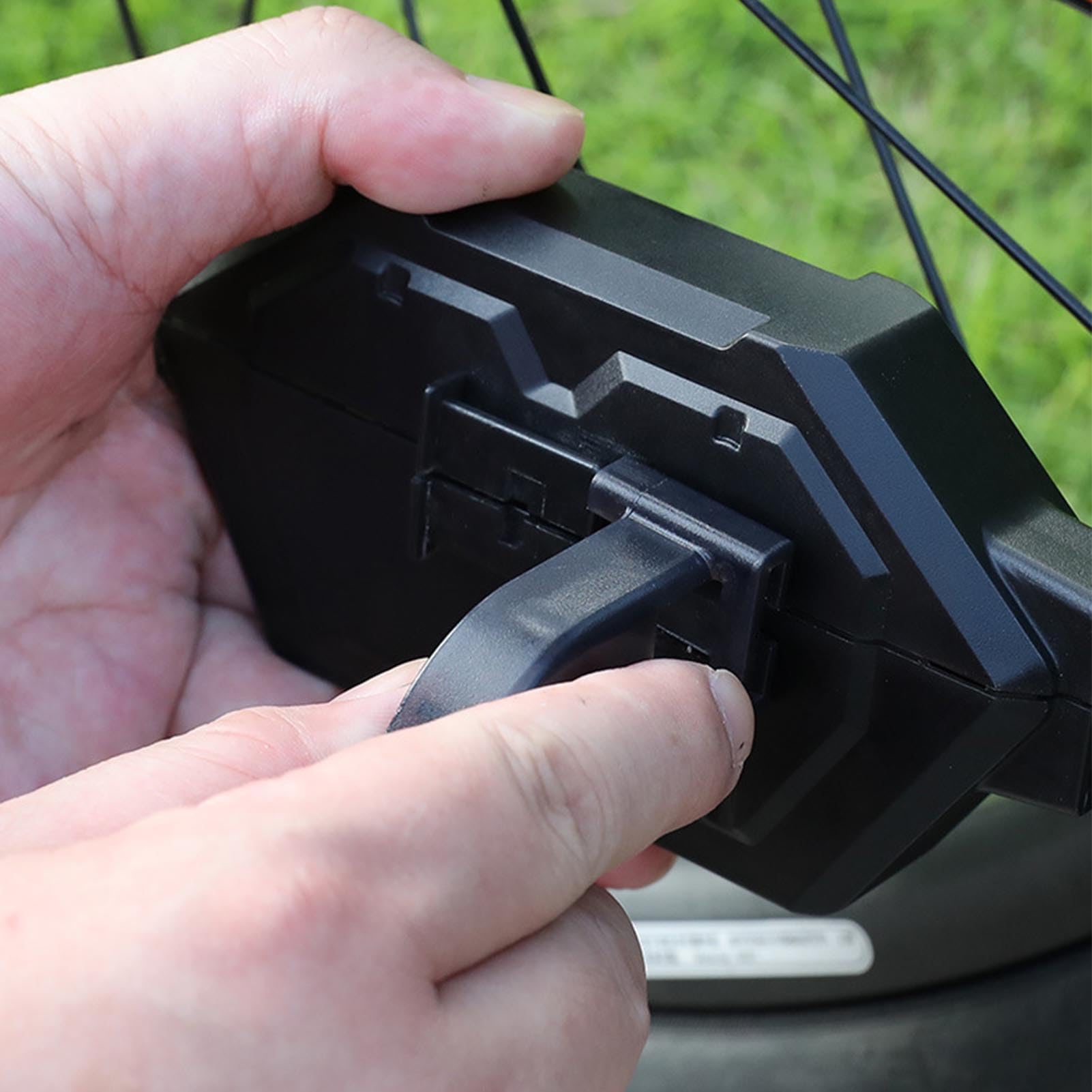 Leapiture Cycle Chain Scrubber Chain Brush Portable Chain Gear Cleaner Chain Maintenance Kit for Mountain Biking Owners Cyclists