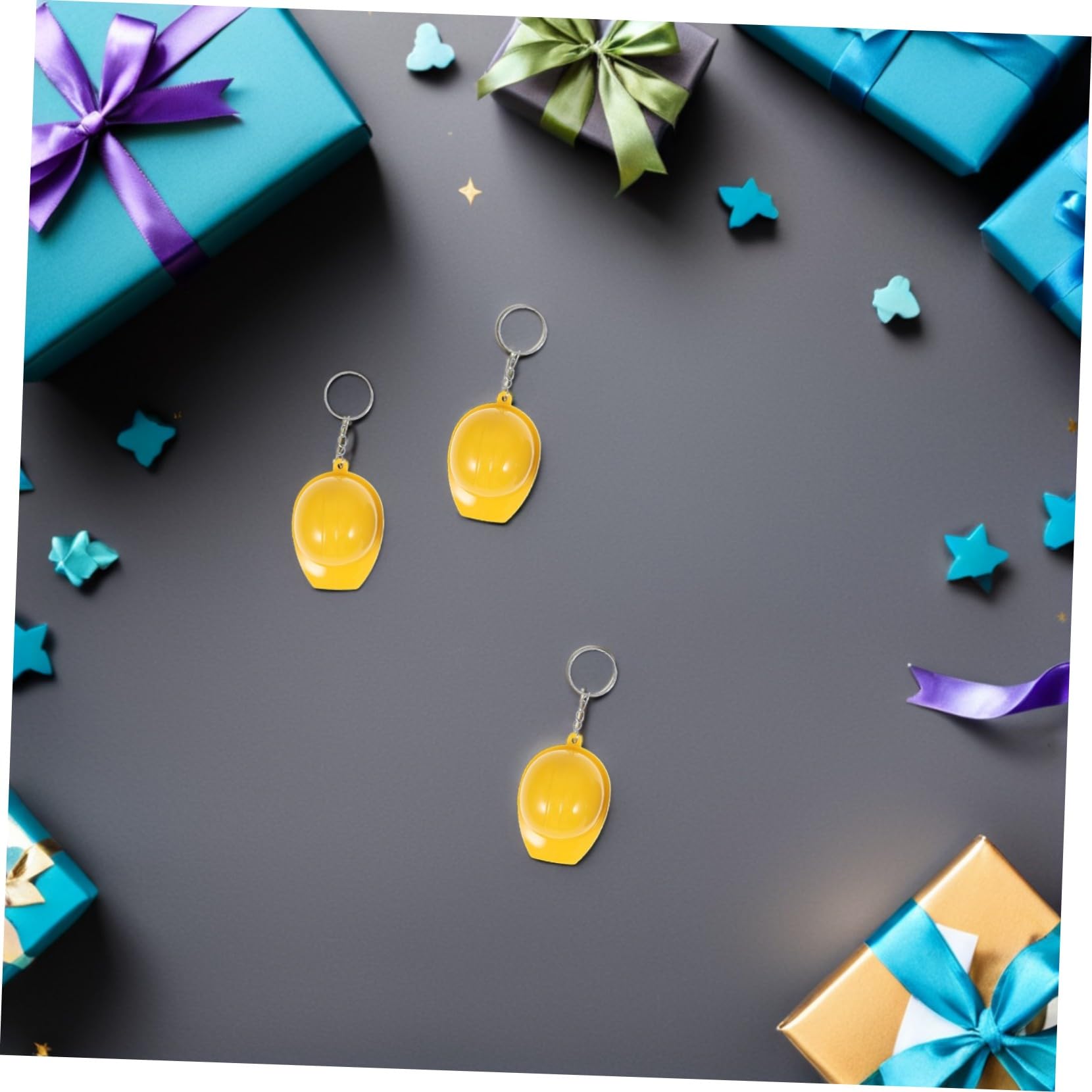 Llaveros de Sombrero para Construcción, 100 Piezas, Amarillo | Aleación de Zinc y Plástico, Diseño Realista de Sombrero, Uso Diario y Actividades al Aire Libre