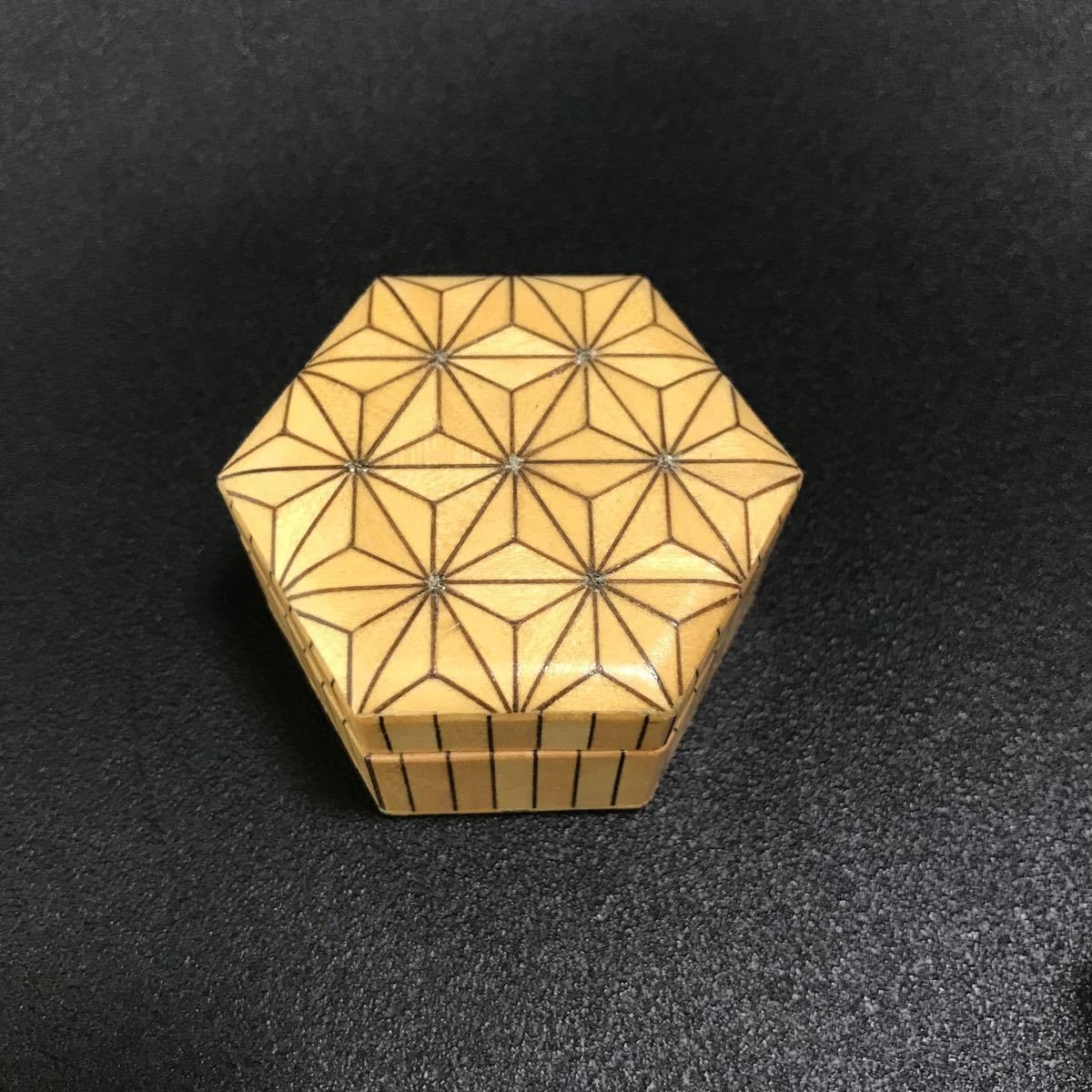 Amazon.co.jp: 寄木のつゆき六角形白小物入れ箱根寄木細工寄せ木