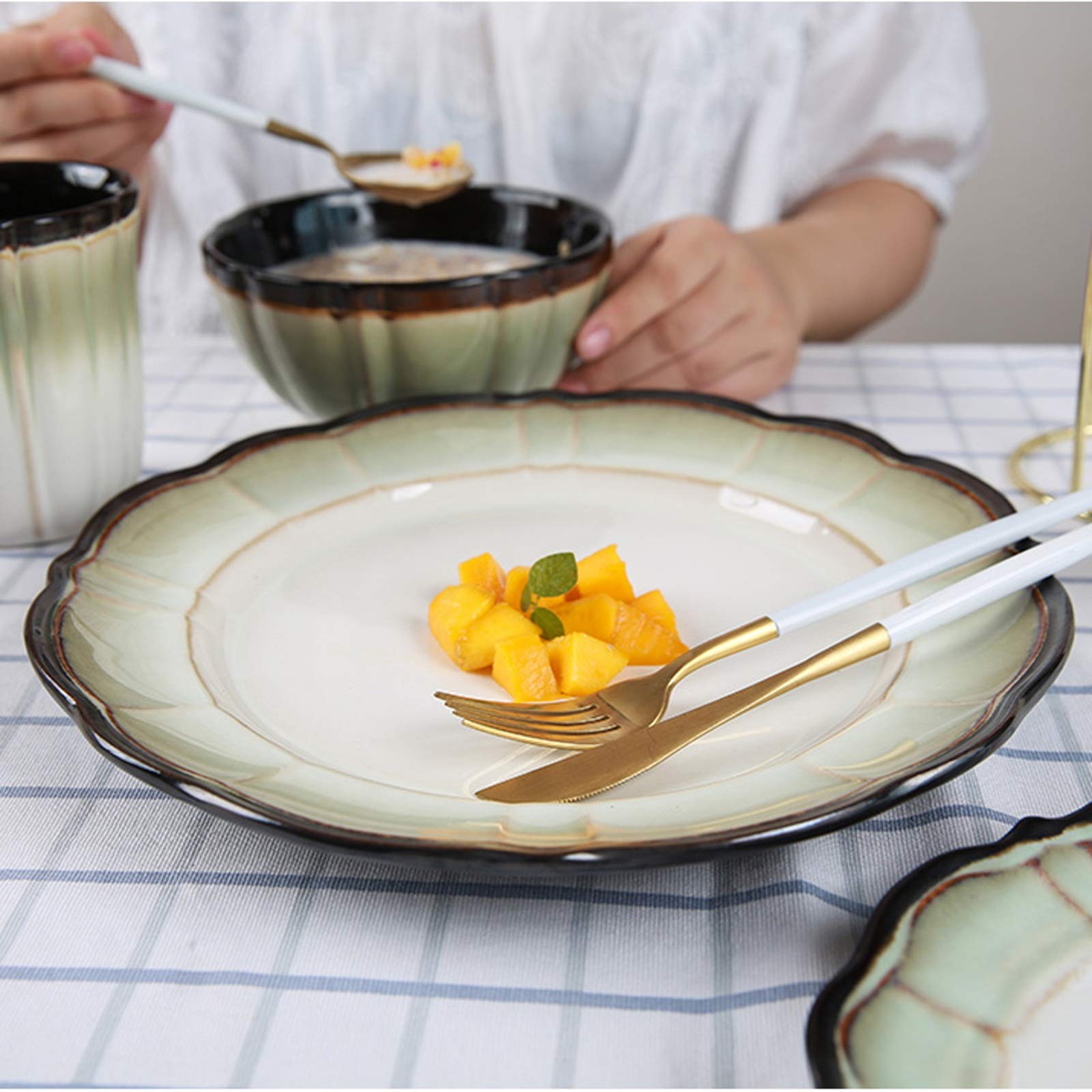 Teller Teller-Geschirr-Set Langlebige Keramik-Teller-Sets Teller, Teller, Schalen, Tassen, 4-teiliges Lotus-Geschirr-Set for Müsli, Steak, Salat, Teller, Haushaltsteller
