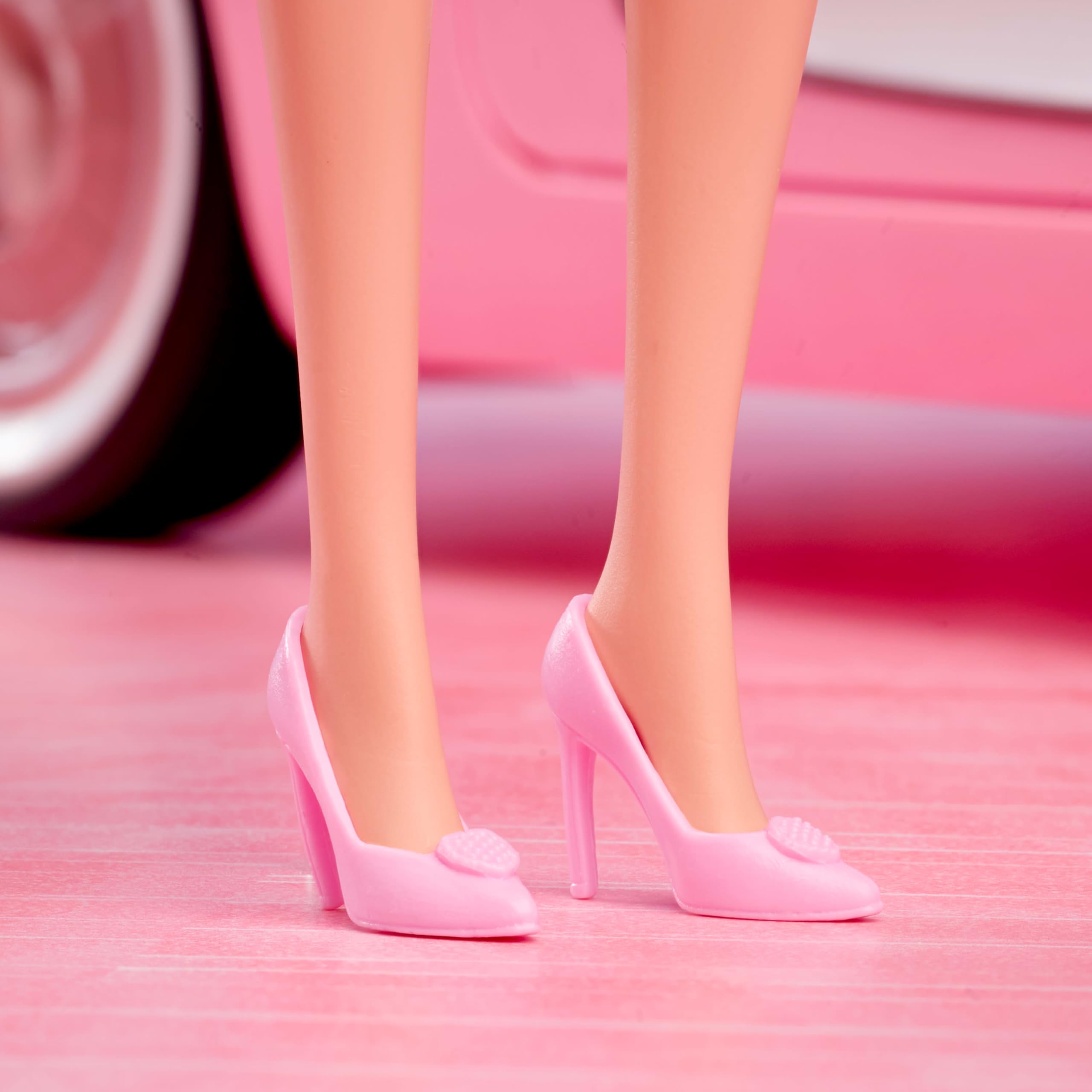 Barbie Movie Margot Robbie jako Barbie, kolekcjonerska lalka filmowa w różowym berecie, bluzce, spódniczce i biżuterii, prezent zabawka dla dzieci, fanów i kolekcjonerów, JBJ53