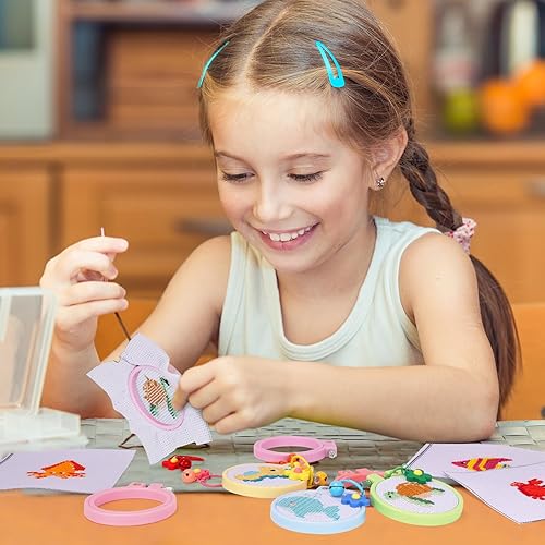 Miniatura 6 de Caydo Kit de punto de cruz de animales marinos de 6 piezas para niños con tela Aida estampada, aros de bordado, llaveros, herramientas de bordado e