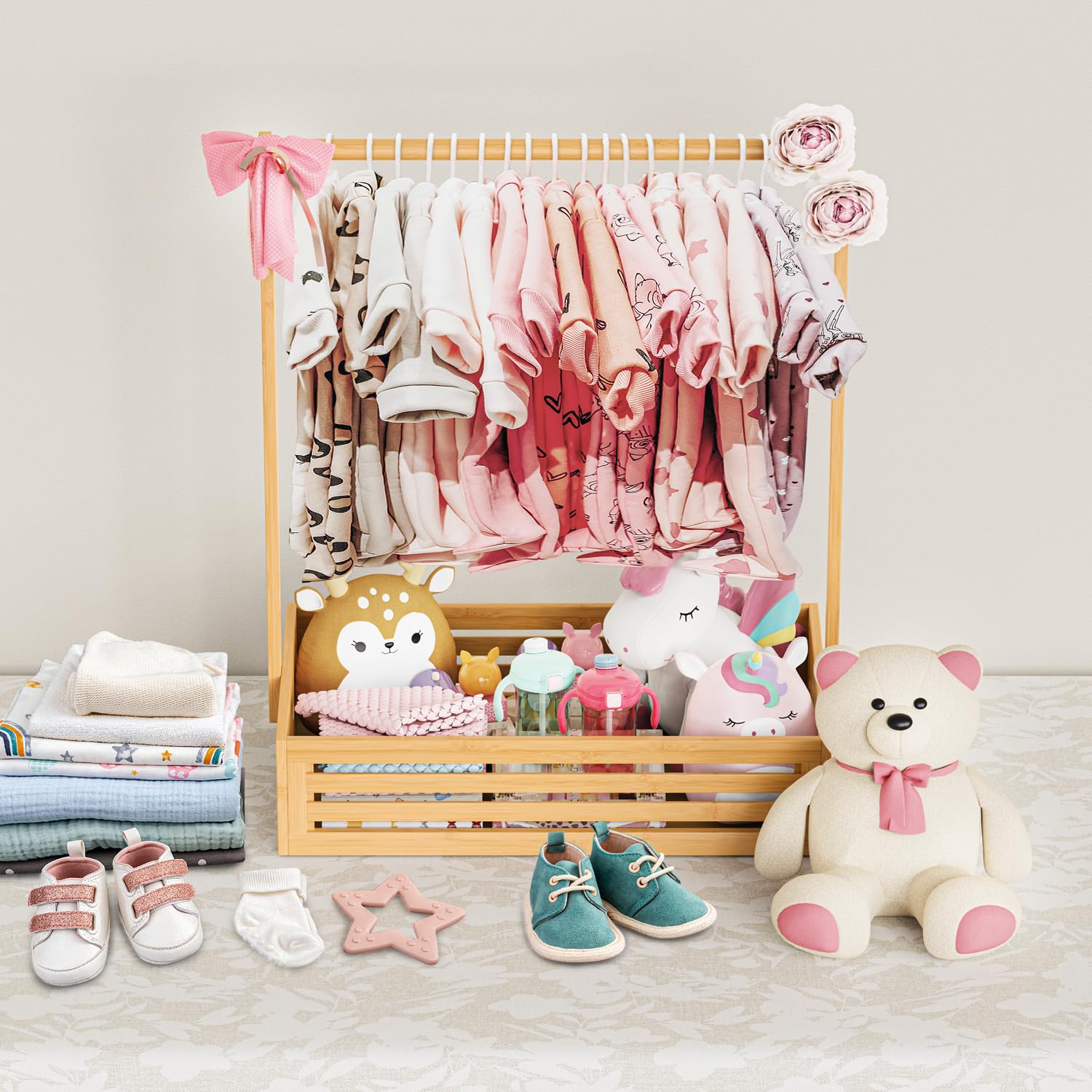 BAMBOOHOMIE Perchero para ropa de bebé para niños pequeños, perchero para mascotas con caja de almacenamiento y barra ajustable para colgar perros/gatos, perchero para ropa de baby shower con asa para