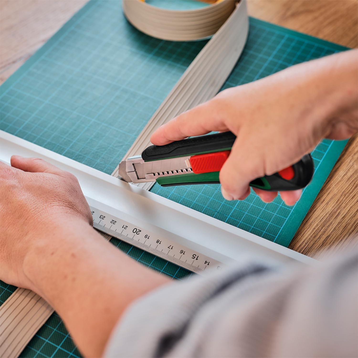 Bosch nóż odłamywany (naostrzone ostrze 18 mm ze stali SK5, ergonomiczna rękojeść z miękką okładziną, blokada ostrza, automatyczny system uzupełniania, magazynek na ostrza)