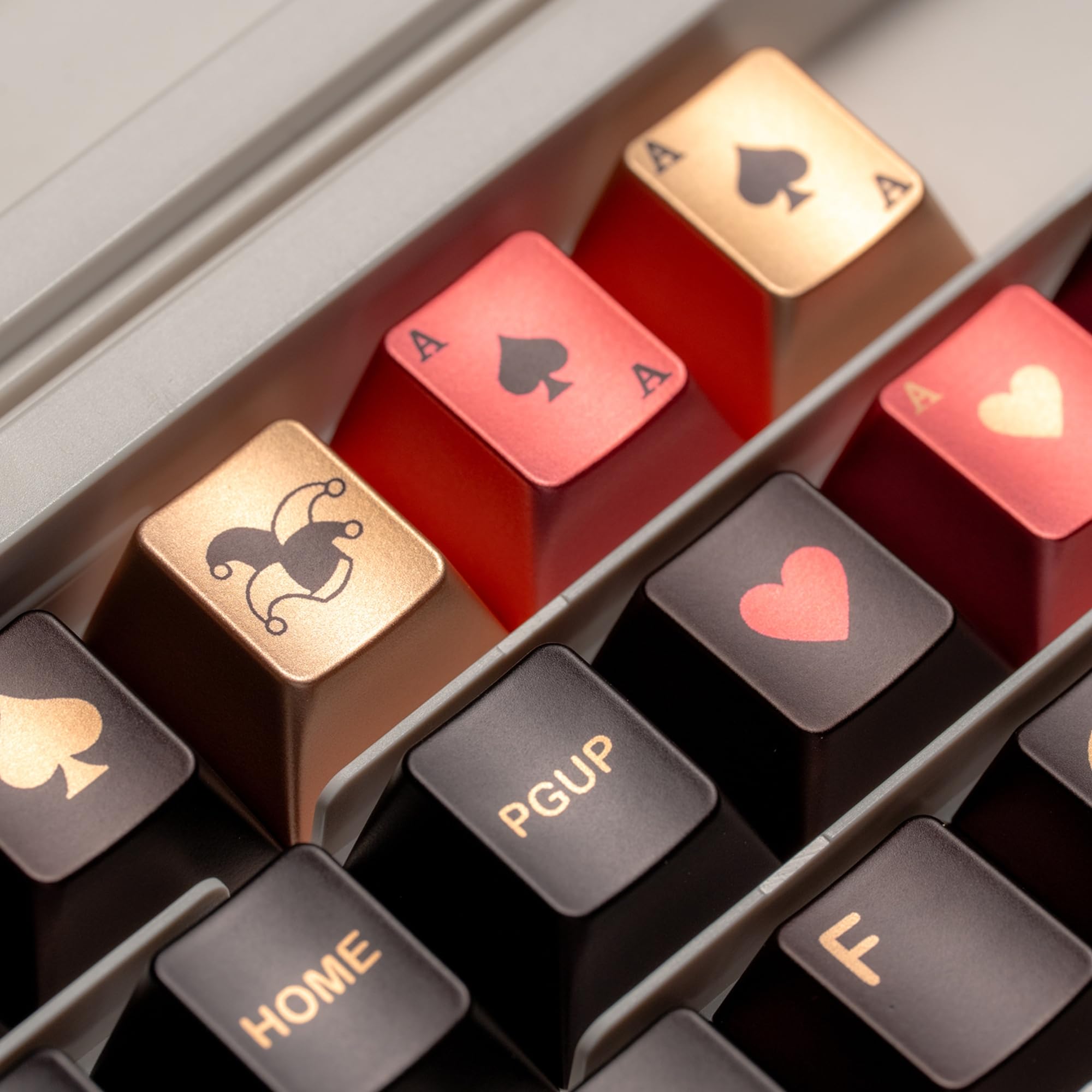 PBT Tastenkappen mit Metallfarbe und Poker-Motiv, 112 Tasten in Schwarz/Gold/Rot, Sublimationsdruck, Cherry Profil für mechanische Tastaturen mit 61/64/66/68/75/84/87 MX-Schaltern
