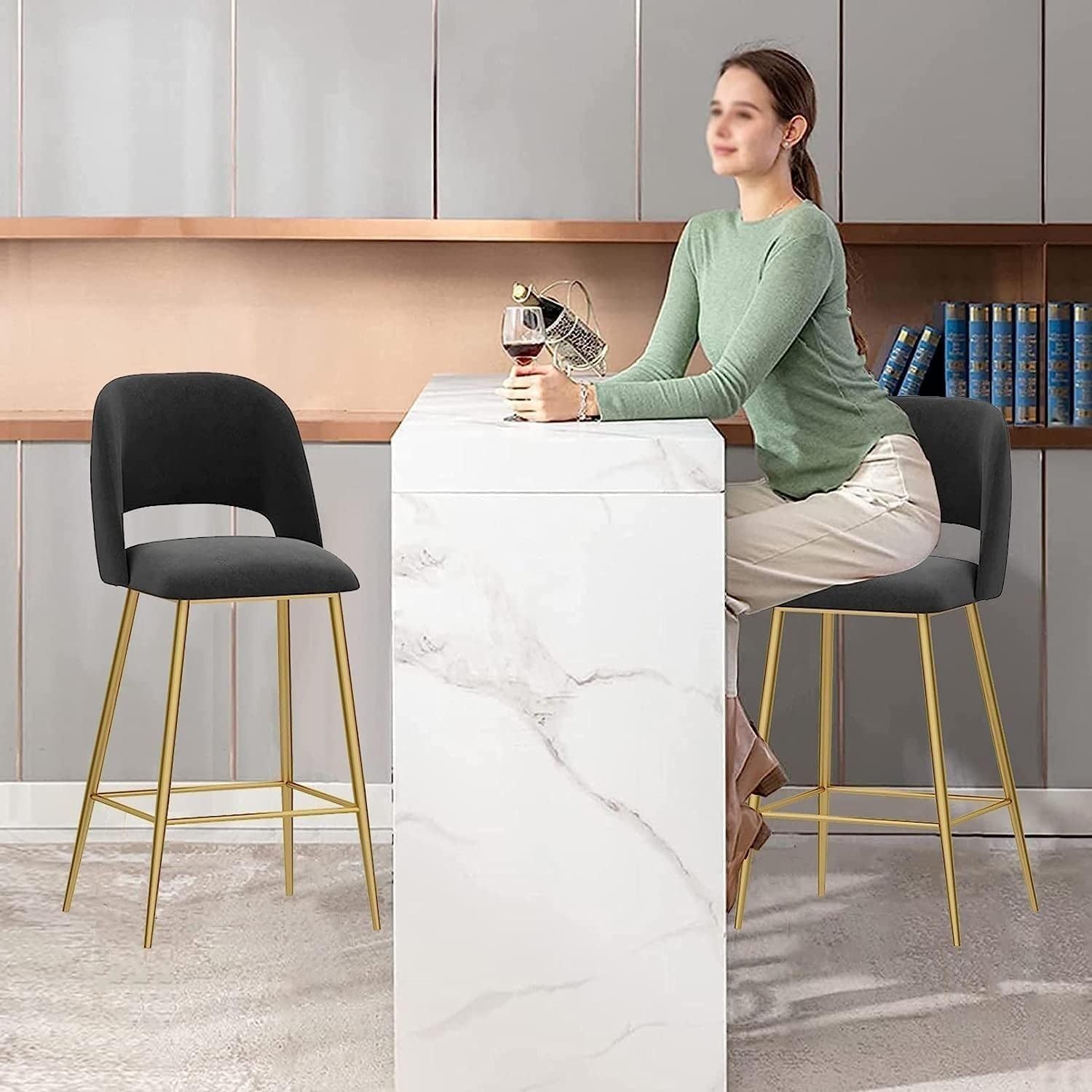 Taburete de Bar Moderno de Terciopelo, 1 Unidad, Altura de mostrador con Respaldo y Patas de Metal Dorado para Cocina.