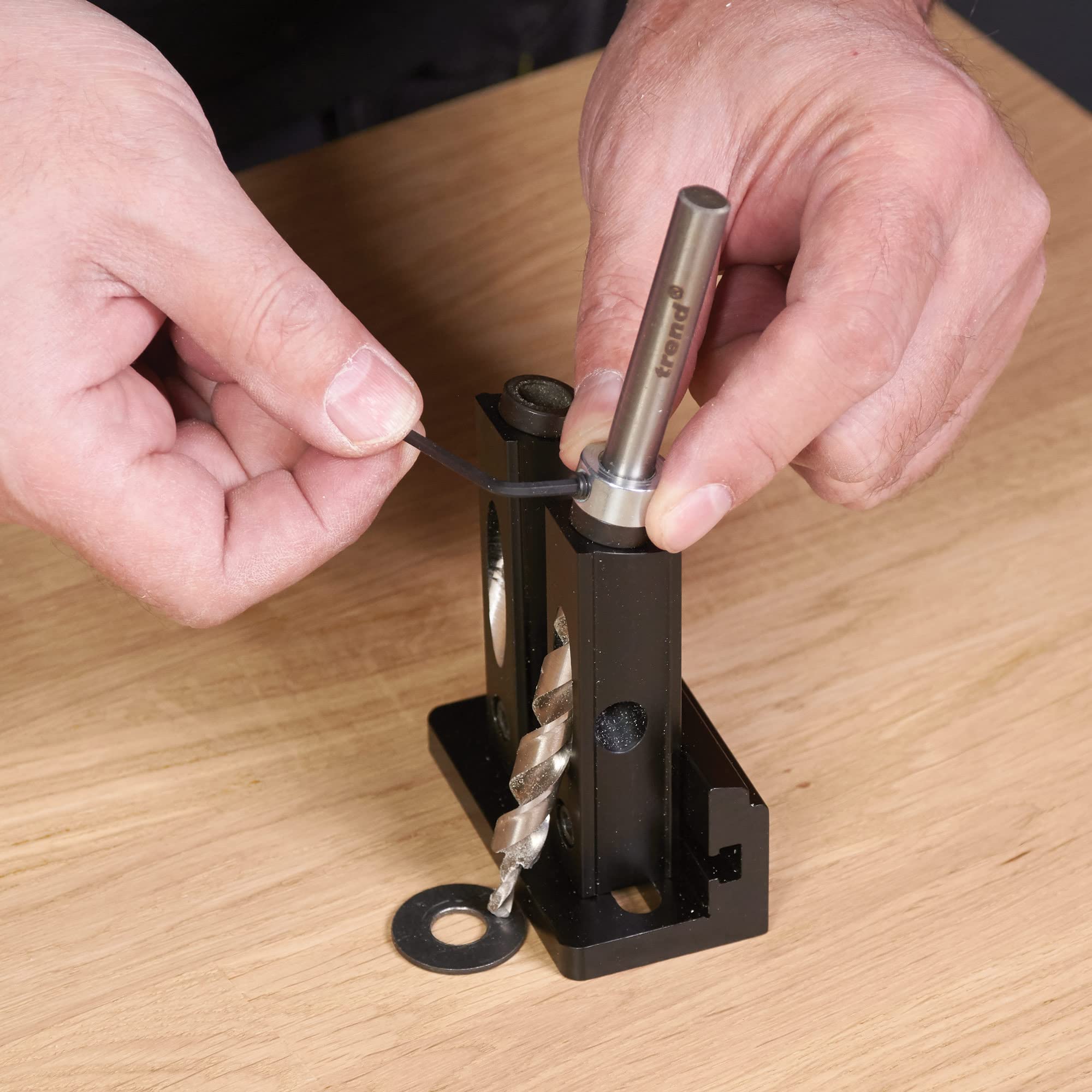 Trend Mini Doble Guía para Agujeros Ocultos con Broca HSS y Collar | Guía doble compacta para uniones de madera precisas: broca HSS, collar de profundidad, broca y tornillos, PH/JIG/M