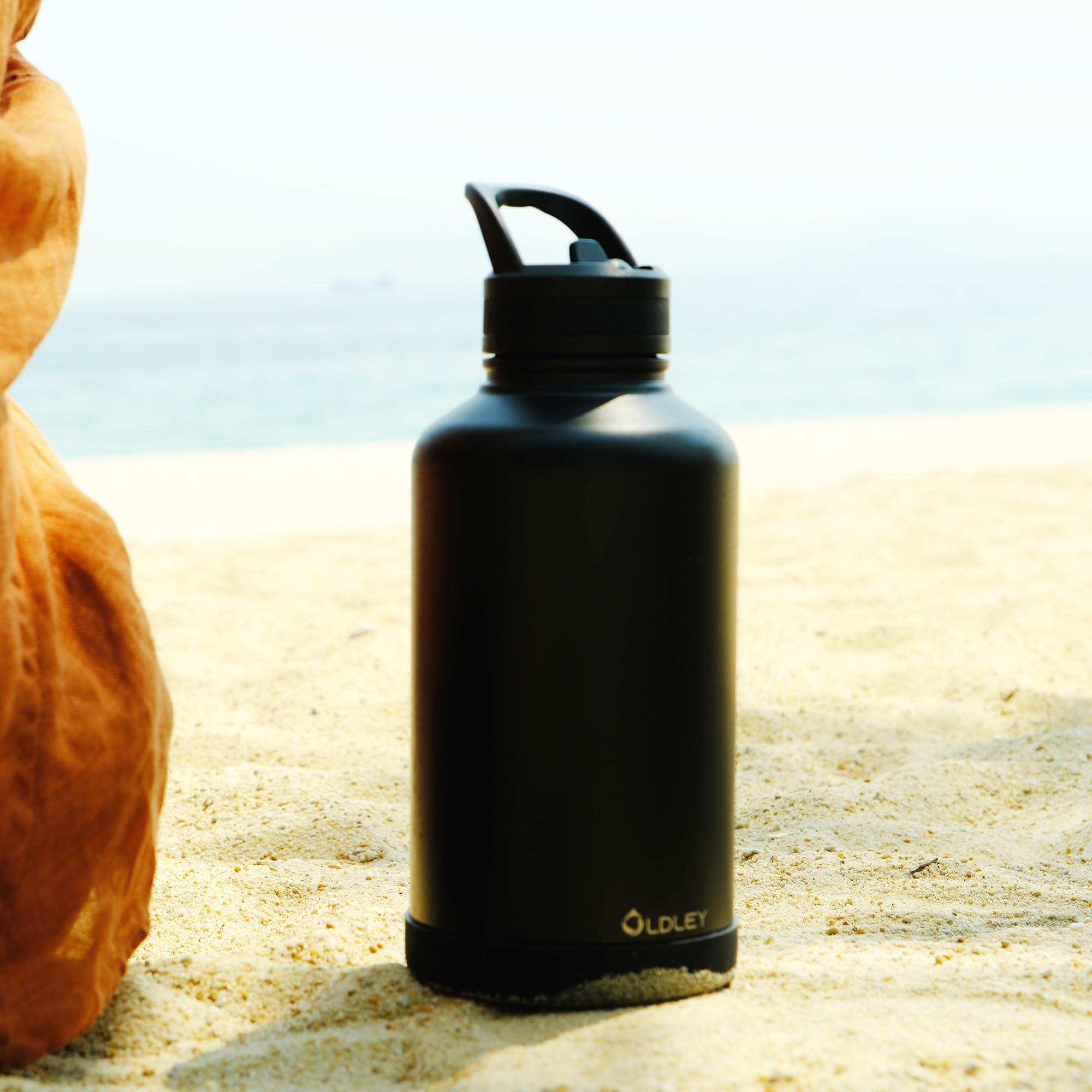 OLDLEY Isolierte Wasserflasche mit Strohhalm, Edelstahl-Sport-Trinkflasche mit 3 Deckeln (Strohhalm, Ausguss und Griffdeckel), doppelwandig, Reise-Thermobecher, Schwarz