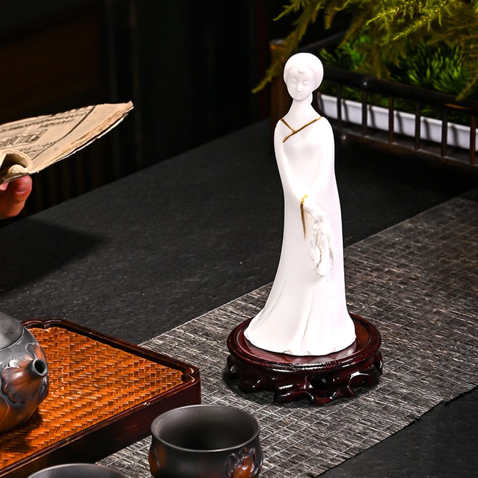 BONAD Figuras de Mesa Figura figurita Ornamento Mujer de pie Porcelana Blanca chapada en Oro Adorno de Mesa Arte clásico Hecho a Mano decoración del hogar Decoraciones de Mesa
