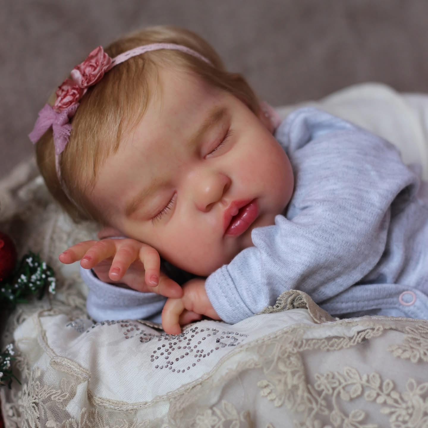 OHIJGN Lifelike Reborn Dolls Girls 19 Inch Reborn Baby Doll Handmade Reborn Babies Soft Body She Looks and Feels Just Like A Real Life Baby