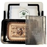 Pantalla seca: junto con la pantalla especial de malla Kief, también incluimos una pantalla de tamiz de aluminio diseñada con agujeros de 7 mm para que puedas tamizar cualquier hoja no deseada y materia de plantas de tu cosecha. El contenedor de molduras está hecho con un sistema de riel deslizante, por lo que cambiar entre tus pantallas es fácil.