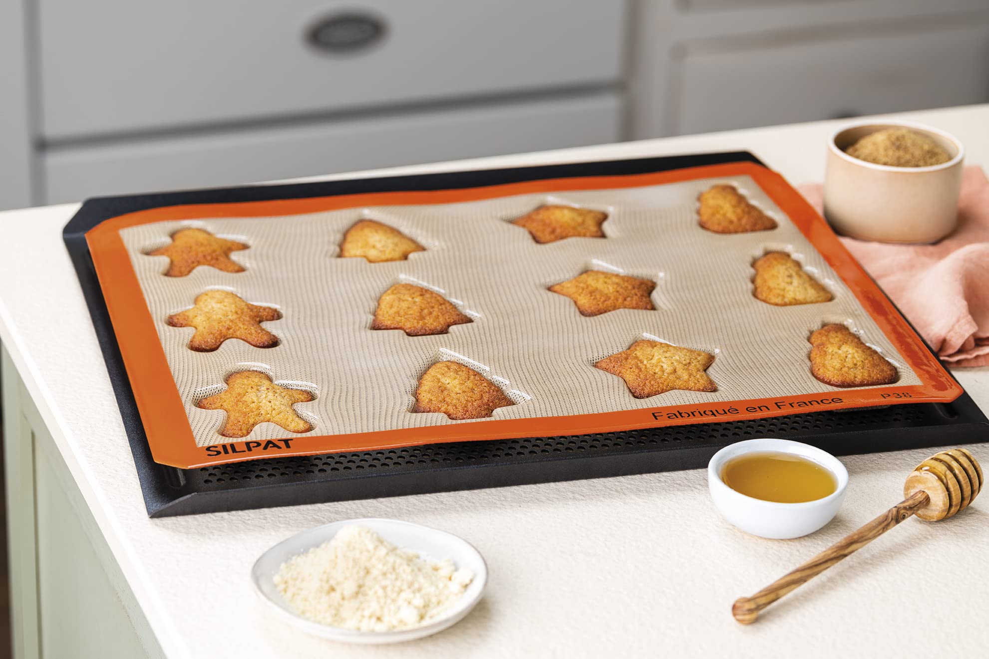 Silpat Moule Noel 12 Empreintes – Gateau, Biscuit, Chocolat - Pâtisseries Festives, Créatives – Silicone Antiadhésif, Qualité Professionnelle – Cuisson Optimale, Démoulage Facile – Format Polyvalent