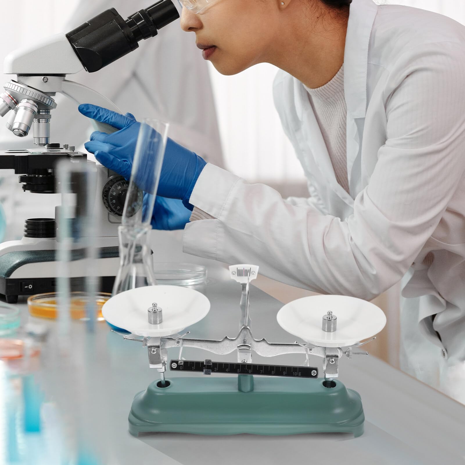 OUNONA Balance à Triple Fléau Portable pour Salle de Classe et Laboratoire avec Poids Inclus Outil de Mesure Scientifique