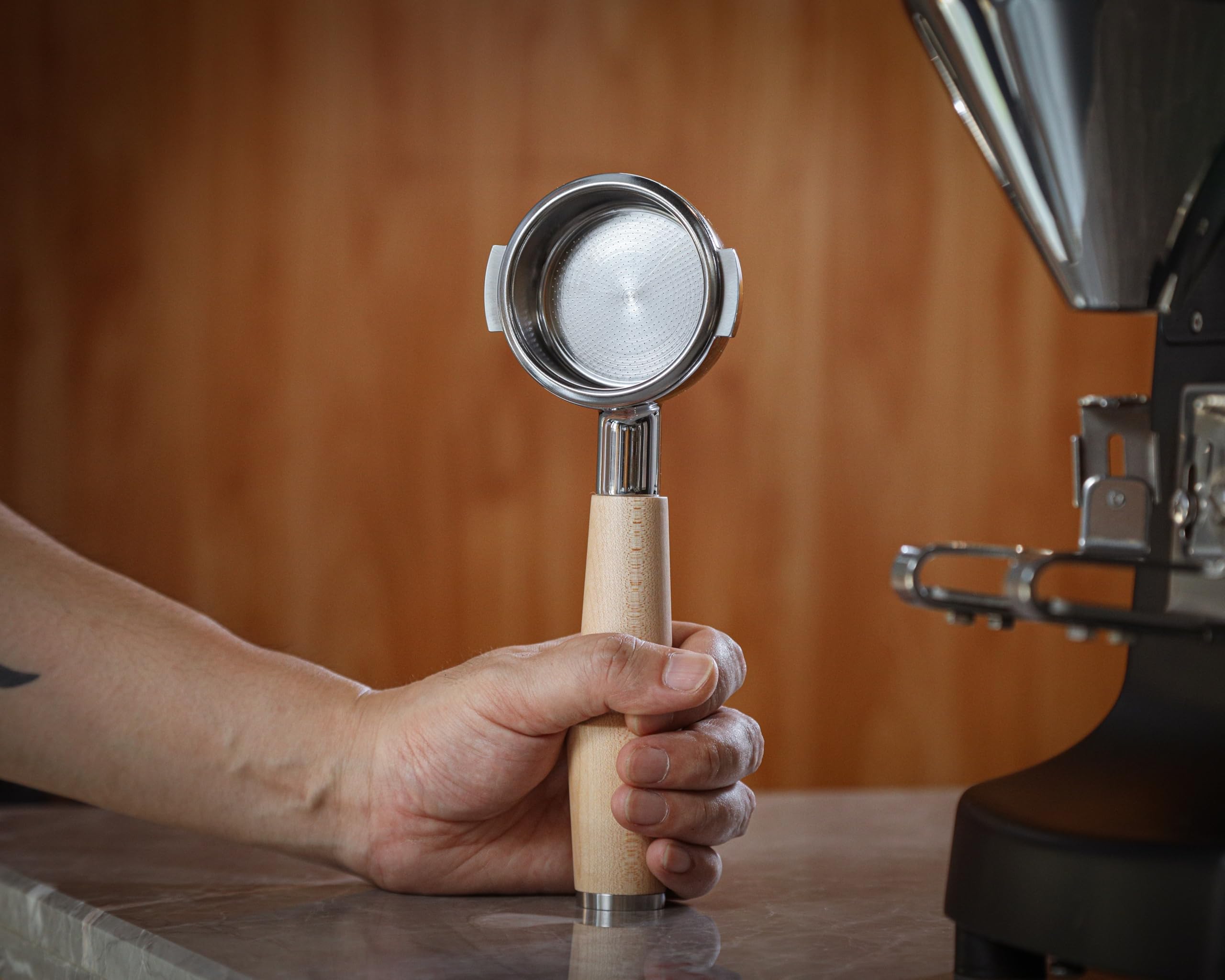 Espresso Zubehör Set 58mm E61 Ahorn & Buche – Bodenloser Siebträger, Kalibrierter Tamper, Kaffee-Verteiler, Tamperstation & Dosierring mit Puck Screen Für E61, Rocket, Lelit & ECM