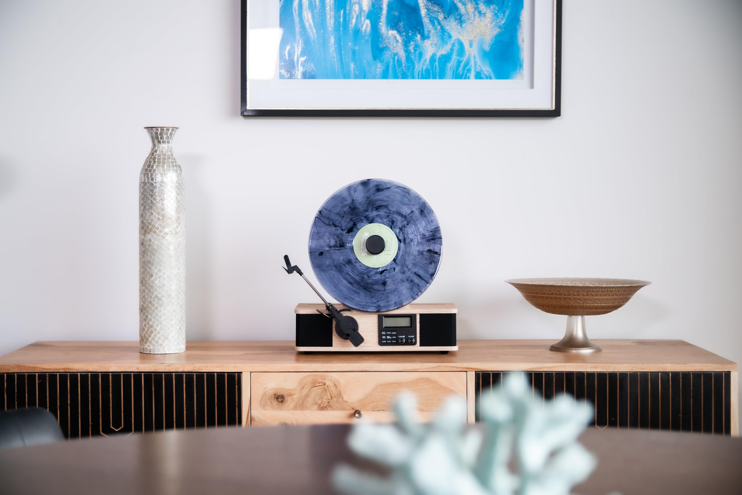 Fuse Giradischi verticale avvolgente con supporto Bult In, lettore in vinile moderno Mid-Century con altoparlanti integrati e Bluetooth, radio FM, giradischi audio domestico per dischi in vinile da 12
