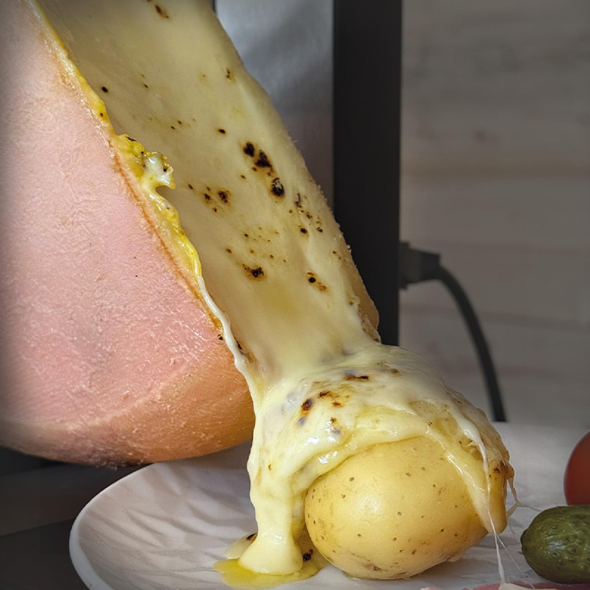 Apparecchio Raclette 1-6 Pers. – Louis Tellier Brézière® Signature Basalte Nero – Prodotto in Francia, Durevole, Facile da Pulire – Servizio a Tavola e Convivialità
