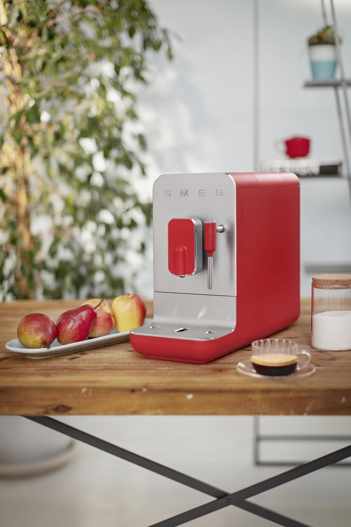 Smeg, Kaffeevollautomat mit Dampffunktion BCC02RDMEU, Dampfdüse, integriertes Mahlwerk, Thermoblocksystem, 1,4 l Tank, 19 Bar Pumpendruck, Kompaktmessungen, 1350W, Rot