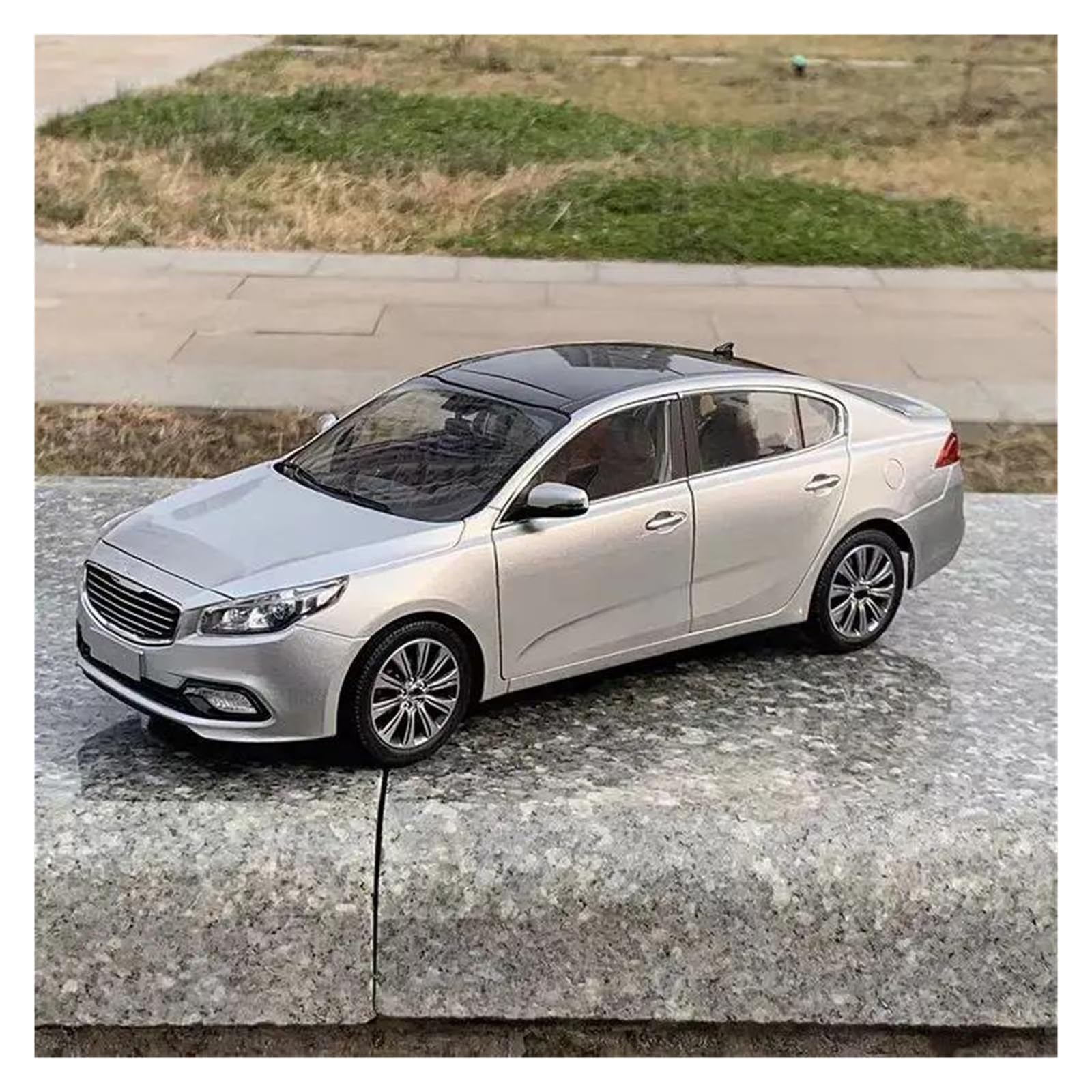 BANKOTO Diecast Car 1:18 For KIA K4 Alloy Car Model Die Cast Vehicles Collection Collectible Model
