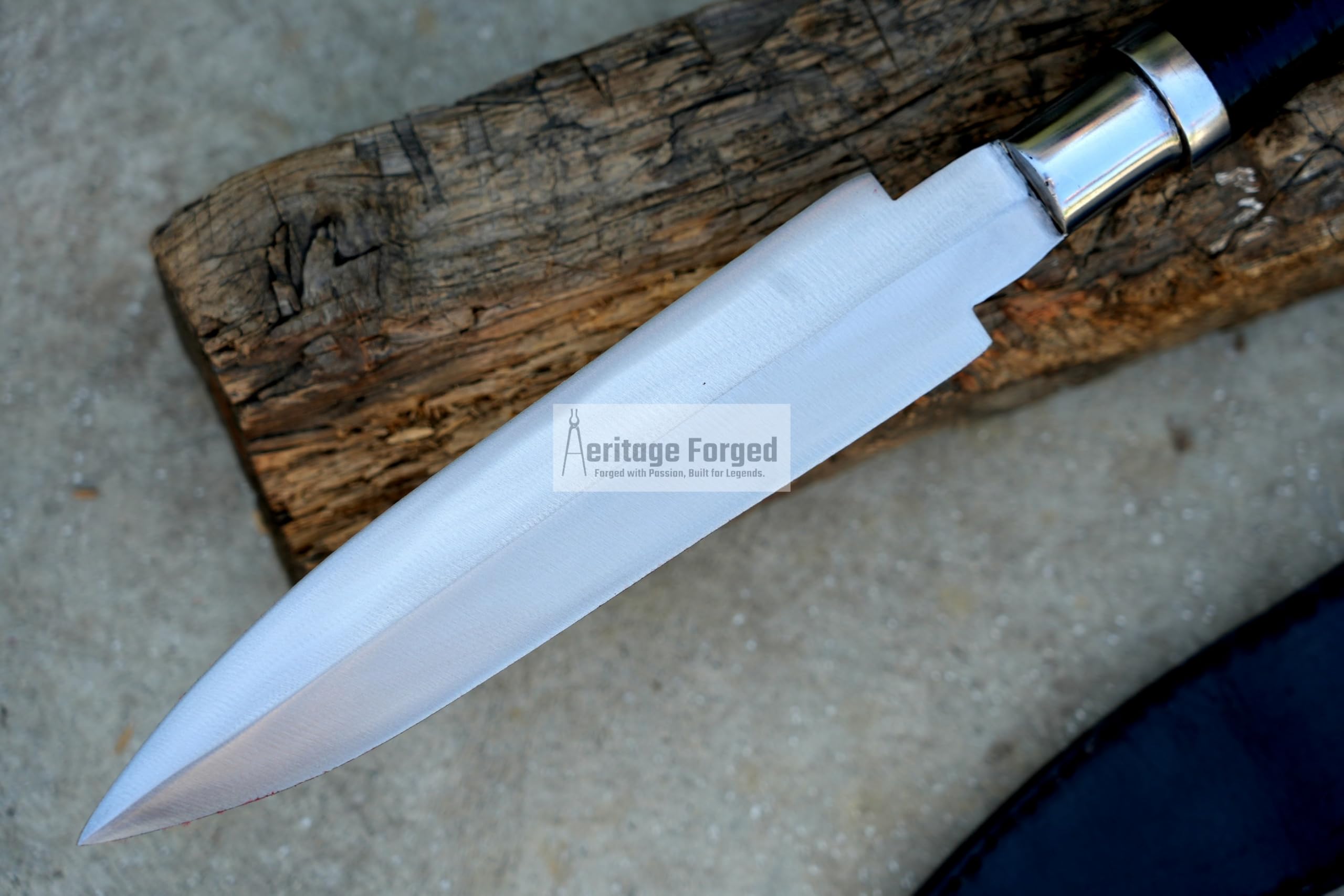 THE NEPAL Handgeschmiedeter Jagdspeer, 22,9 cm lange Klinge, langlebiger 5160-Blattfederstahl, Vollzapfenledergriff, inklusive Lederscheide