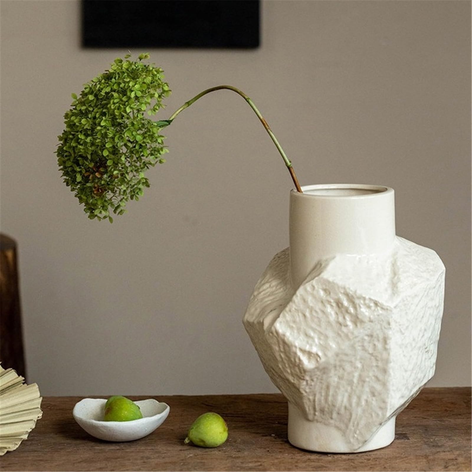 wazon z kwiatami Beżowy wazon ceramiczny z geometryczną rzeźbą o fakturze skały 25 cm