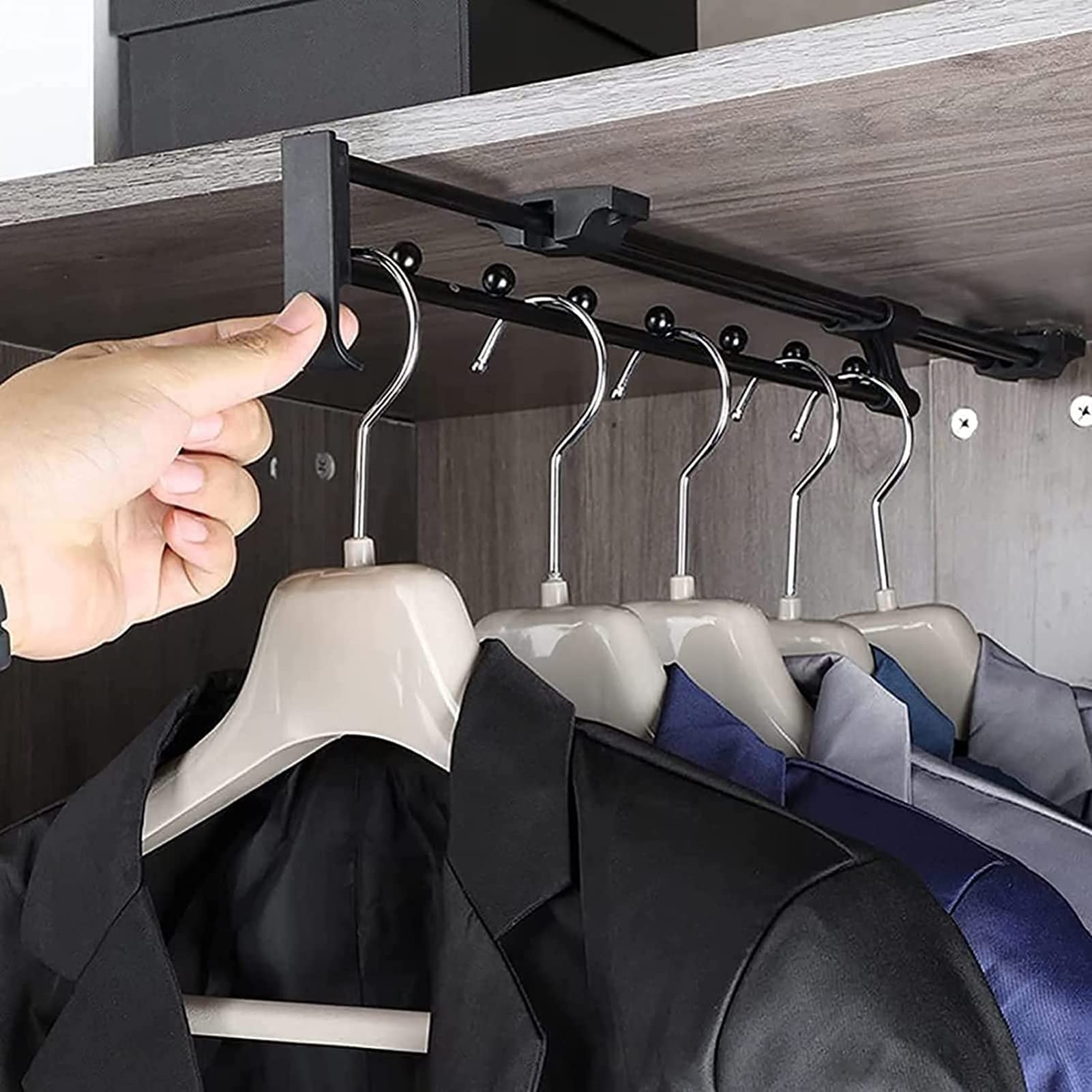 Tringle à vêtements rétractable pour penderie profonde et gain de place placard