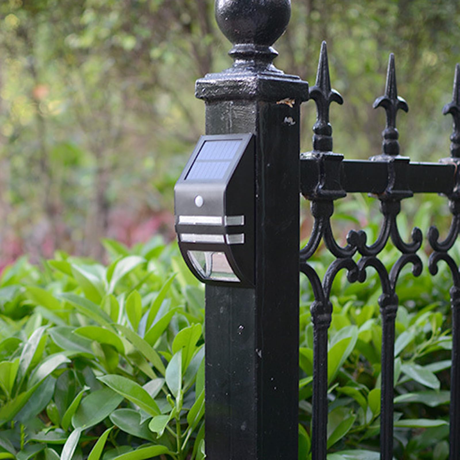 Lampada da Parete a LED Solare, alimentata a Batteria, con sensore di Movimento, Impermeabile IP65, Illuminazione Esterna dal Design Moderno per Cortile, vialetto e Giardino.