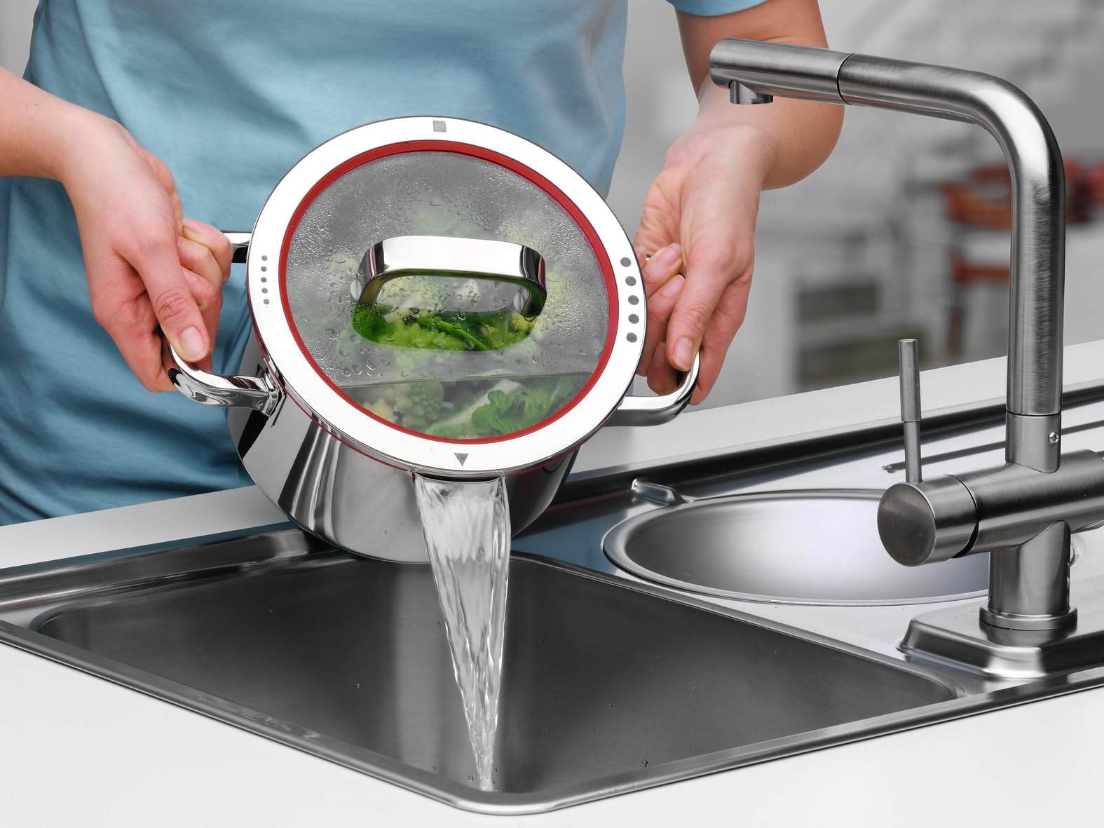 WMF Function 4 Gemüse- Suppentopf Induktion 24cm, Glasdeckel, Kochtopf groß 8,8l, Cromargan Edelstahl poliert, 4 Abgießfunktionen, Innenskalierung, Nudeltopf rot