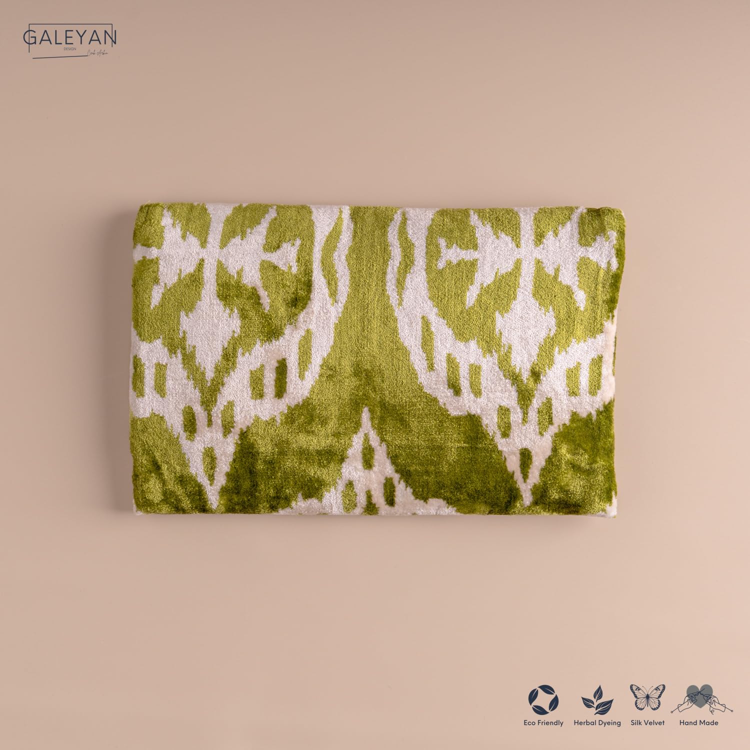 Bolso Ikat de terciopelo de seda hecho a mano, estilo sobre, diseño bohemio, patrón étnico, opción de correa de cadena, bolso de mano de fiesta de noche, bolso de mano premium, blanco roto