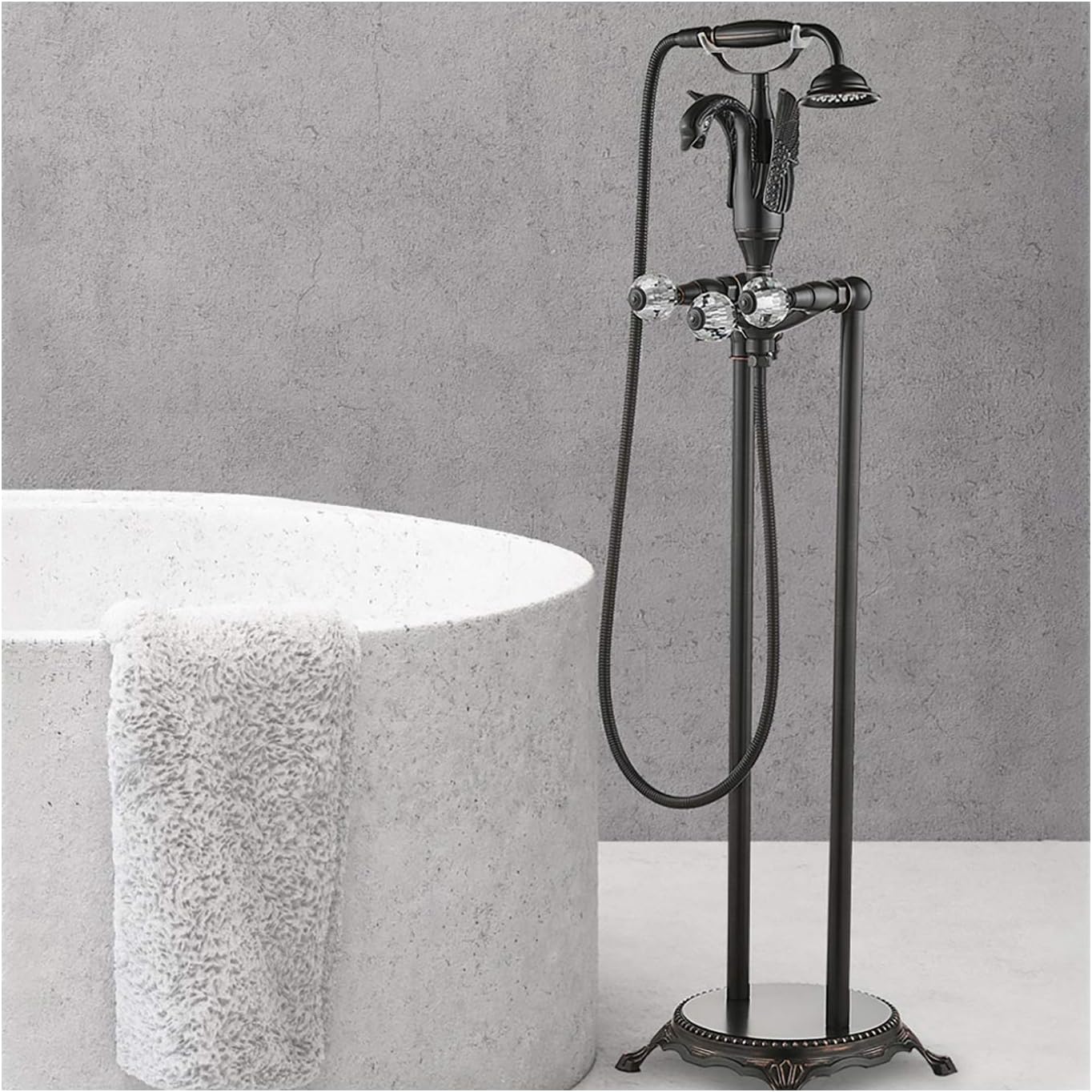Robinet de remplissage de baignoire autoportant noir pour créer un spa moderne chez soi