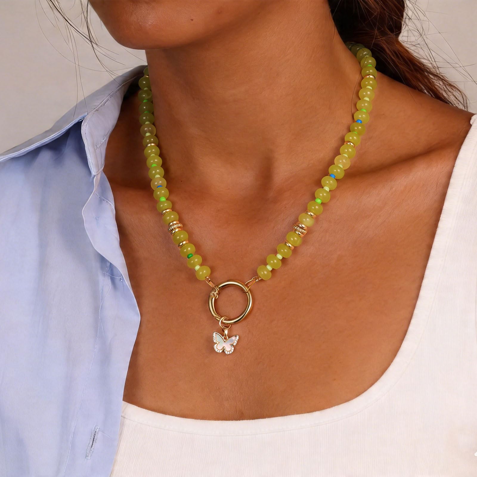 Collana con perline in pietra naturale con ciondolo a forma di