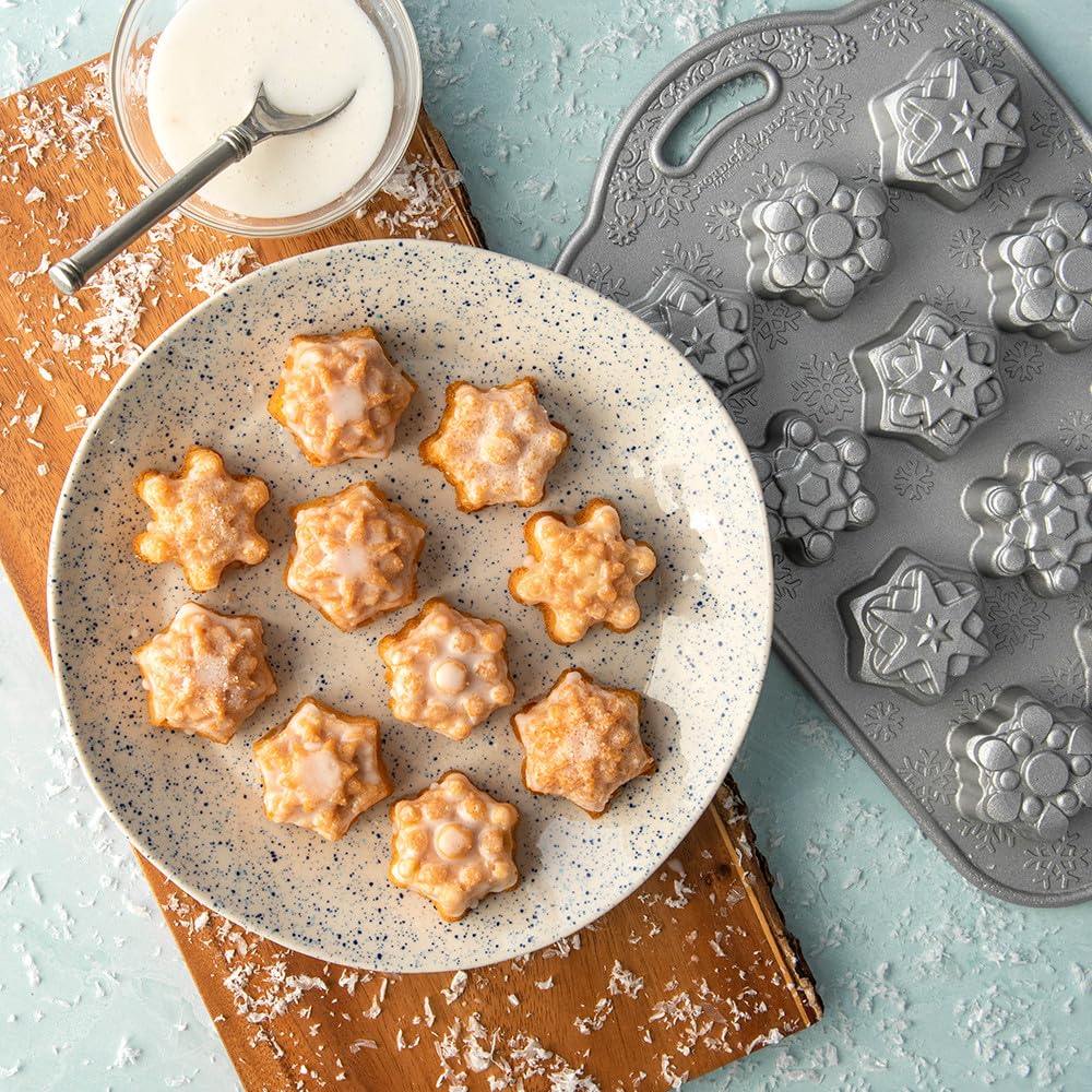Nordic Ware - Moule à gâteau, moule à pâtisserie - Moule 12 Flocons de neige Silver - Revêtement antiadhésif - Fonte d'aluminium