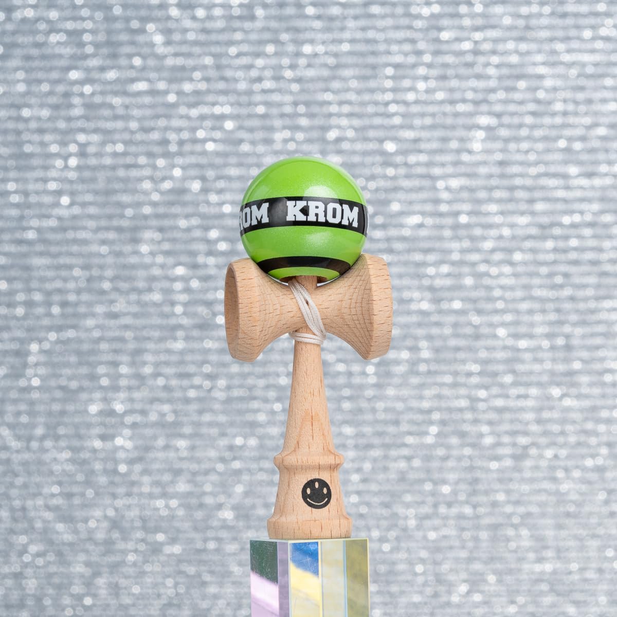 KROM Kendama Micro Verde Claro – Mini Kendama de Madera de Haya – Totalmente jugable – Tamaño de Bolsillo – para Principiantes y Profesionales