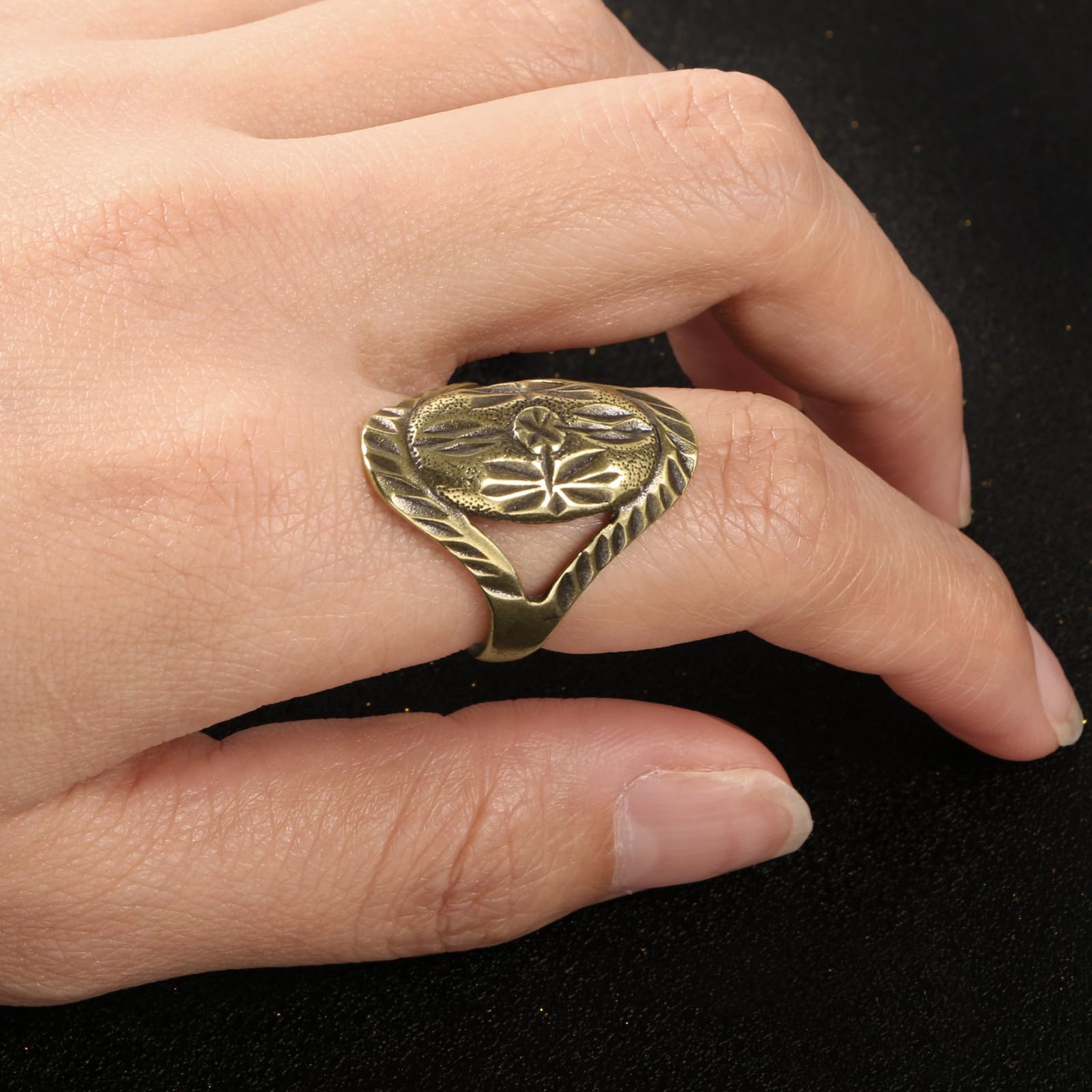 NBKLSWSUI Handmade Bronze Ring Sculpture Figurine Sculture For Living Room Home Office Desk Bedroom Unique New Homeowners Feng Shui Sculptural
