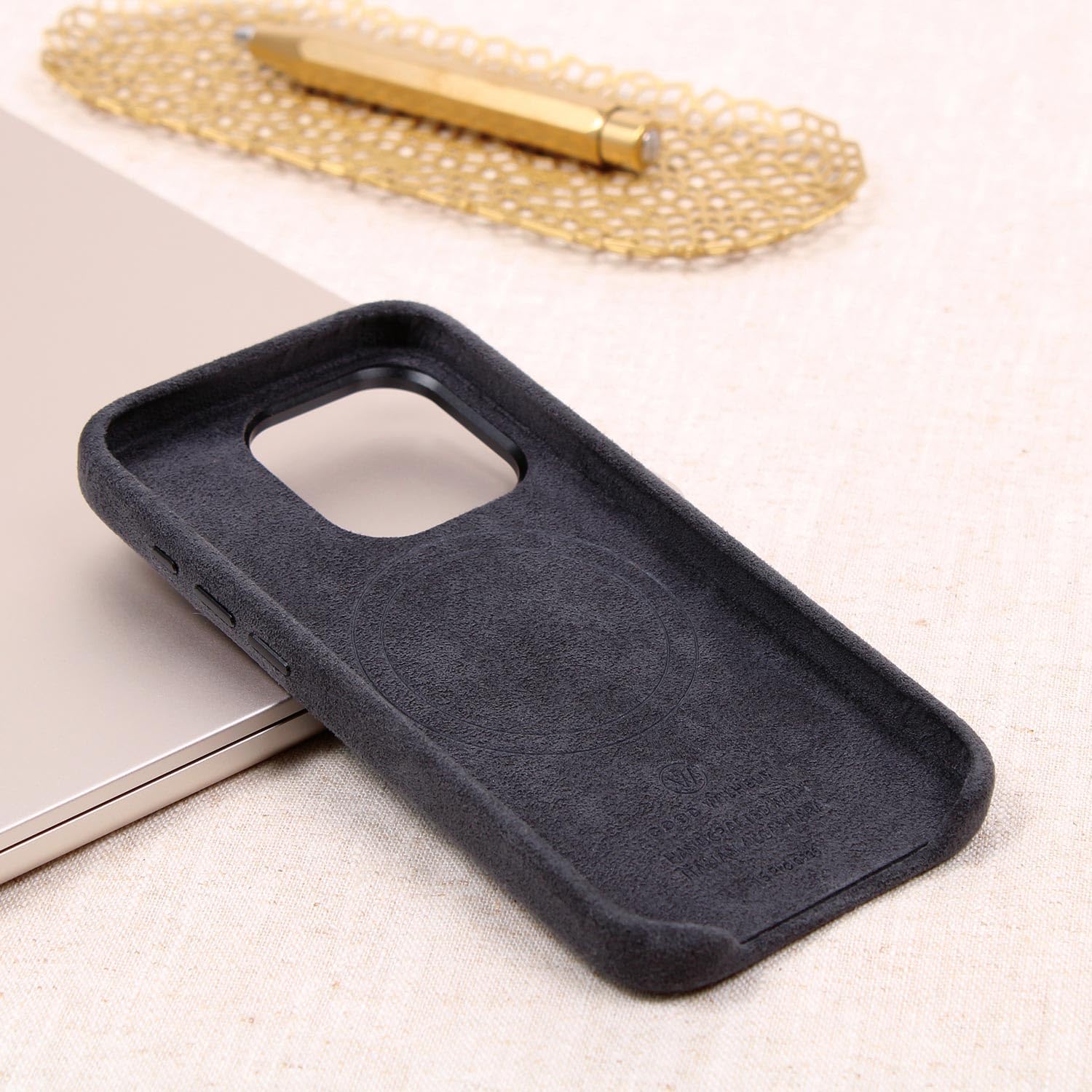 Custodia Alcantara per iPhone 15 Pro Max, realizzata a mano, ricarica magnetica (Qi), protezione extra della fotocamera, alternativa in pelle (grigio carbone, iPhone 15 Pro Max)