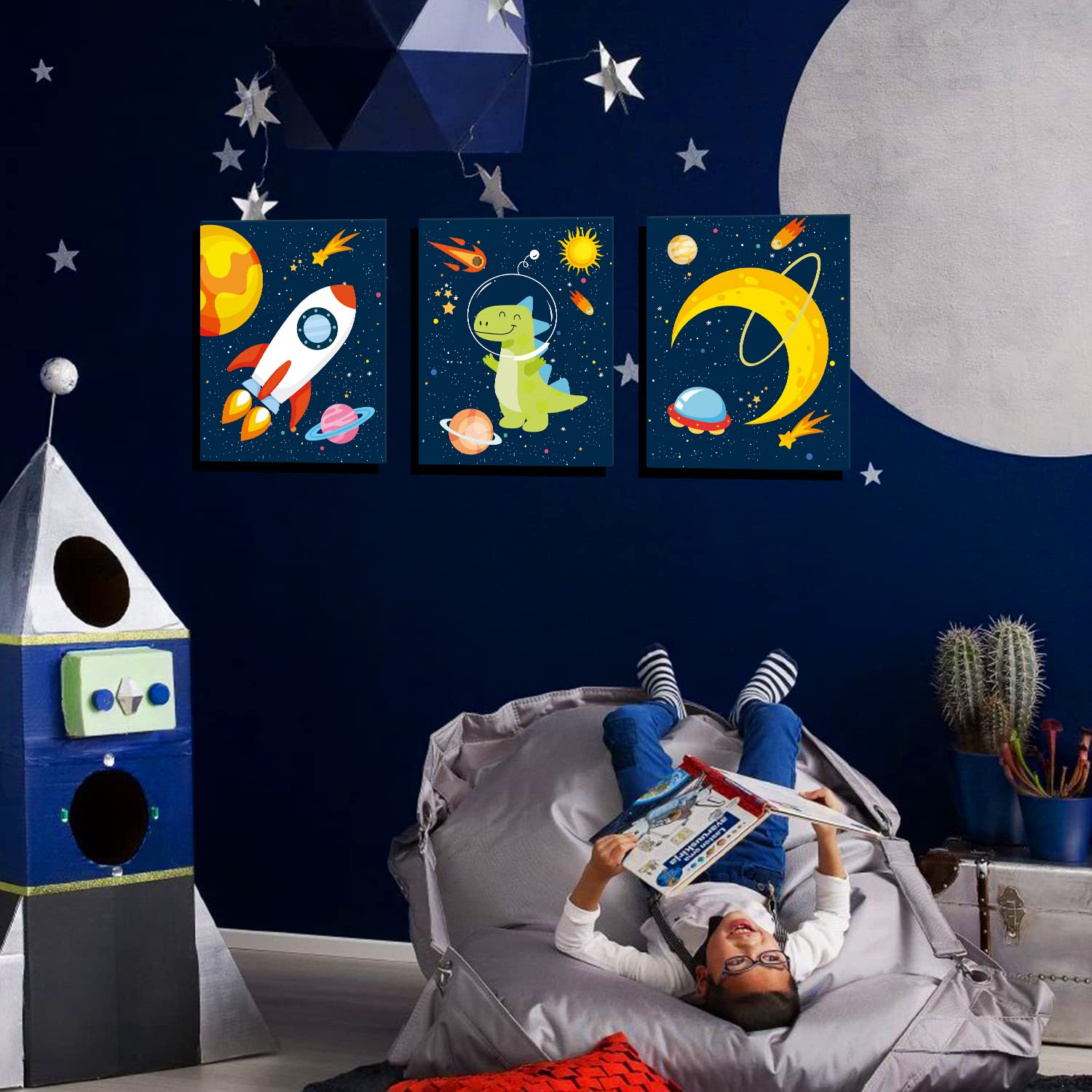 KAIRNE Póster de lienzo de pared de dinosaurios del espacio exterior, juego de 4 (12 x 16 pulgadas, enmarcado) planeta astronauta, decoración de cohete para habitación de niños, habitación de niños,