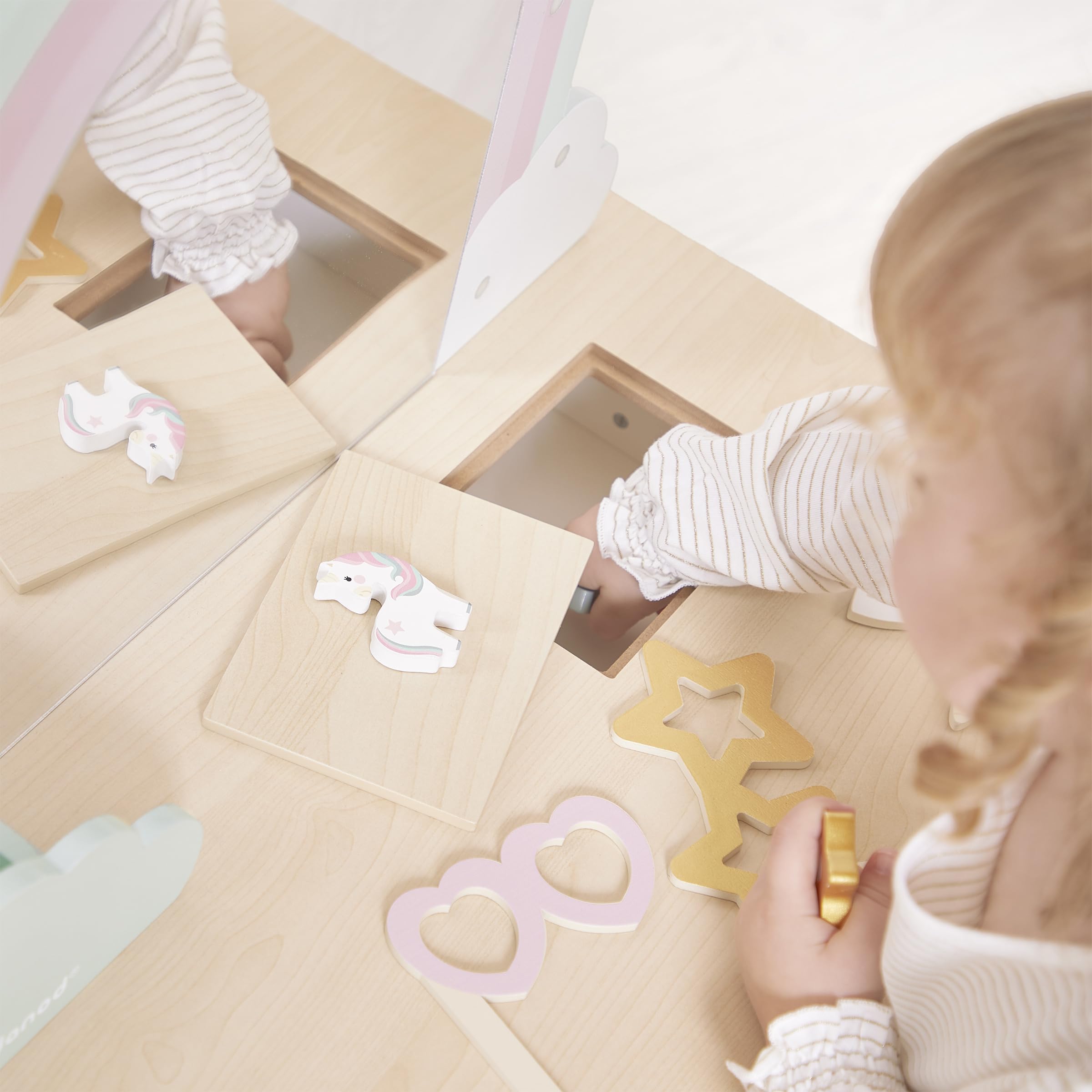 Janod Tocador Niña - Tema Unicornio - Imitación Juego - Tocador con Espejo y Taburete de Juguete - 10 Accesorios - Dim 56,6 x 42,5 x 86,25 cm - A Partir de 3 Años - J06464
