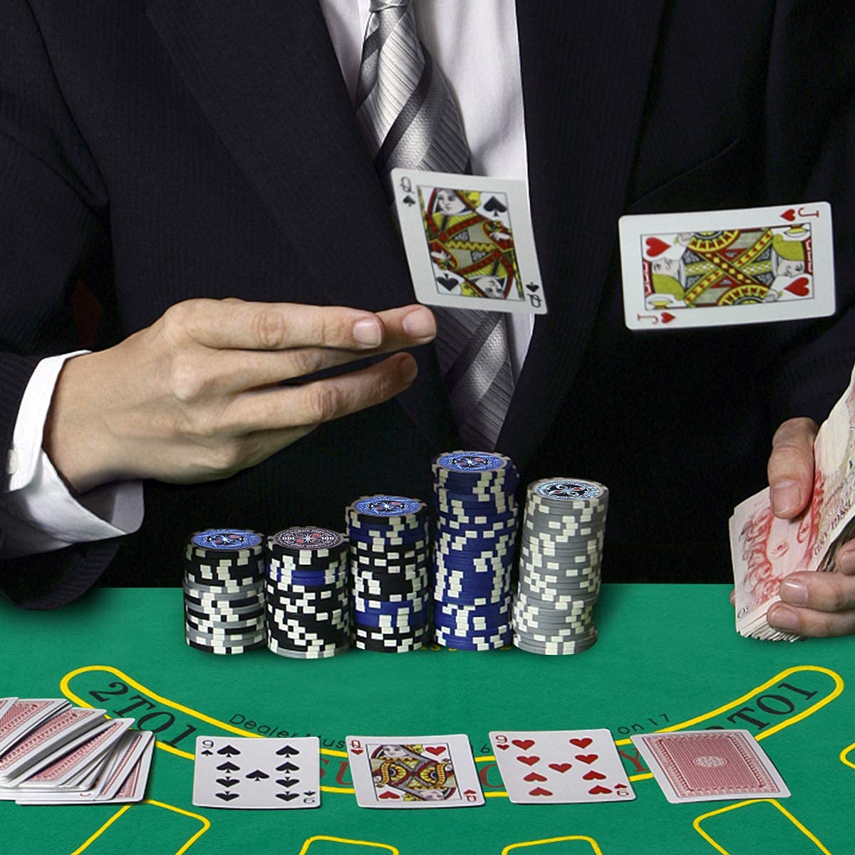 COSTWAY Mallette de Poker Coffret Professionnelle 500 Jetons 2 Jeux de Cartes, 5 Dés, 3 Boutons, 1 Tapis en Feutre Etui en Aluminium (Noir)