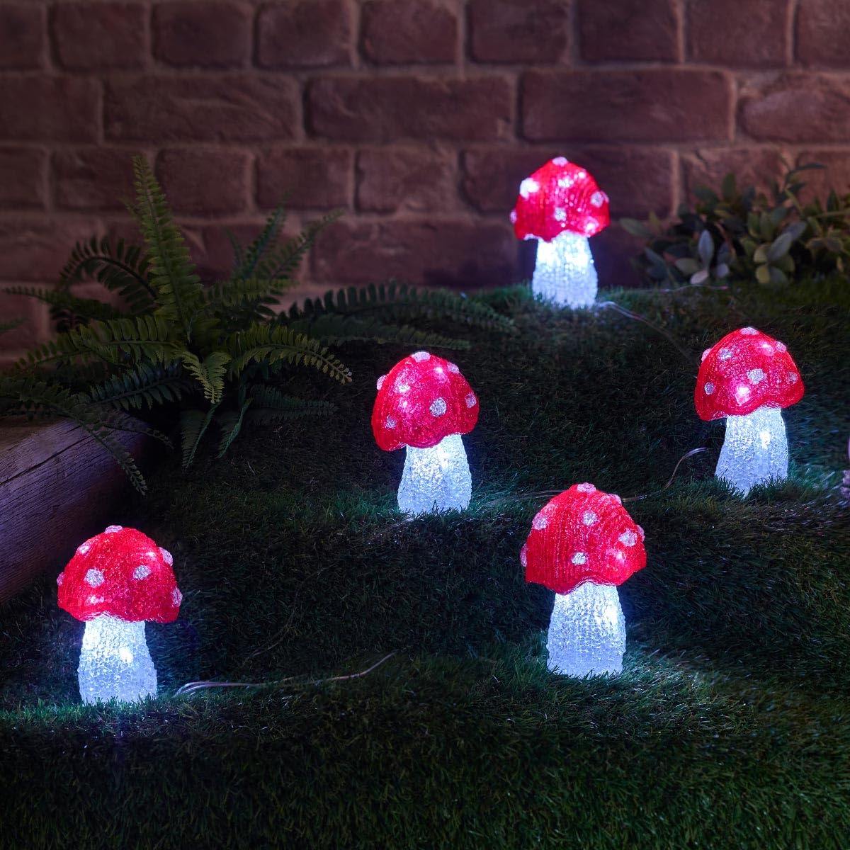 Festive Lights 5 figuras de Navidad acrílicas de hongos en cuerda para interiores y exteriores, 30 luces LED blancas transparentes alimentadas por pilas, decoración de temporizador de iluminación