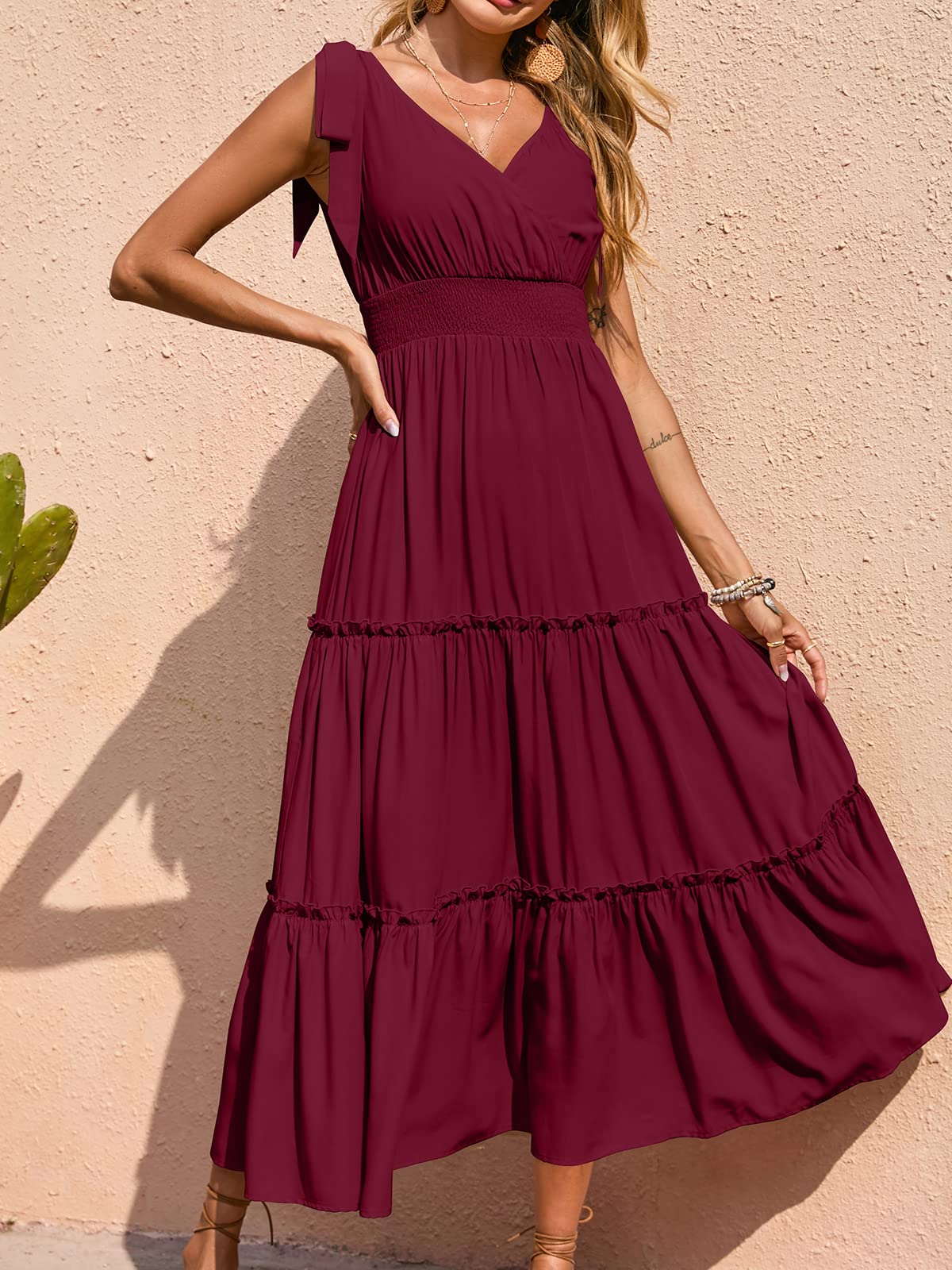 Prettygarden Maxi abito da donna con scollo incrociato primaverile, senza maniche, a balze, per la spiaggia con spalline a fiocco e punto smock, abito lungo plissettato, Vino rosso, L