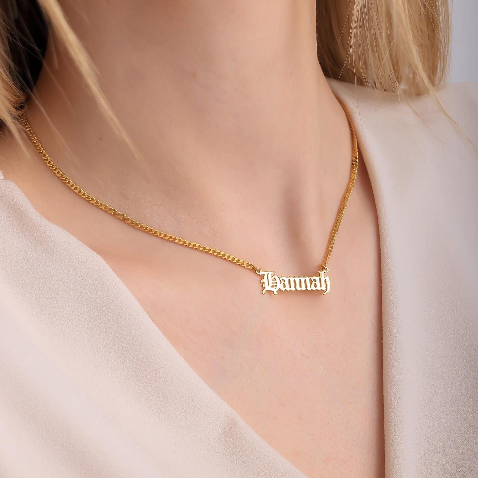 Personalizzato stile gotico antico collana con nome, gotico oro argento inciso gioiello per mamma Natale