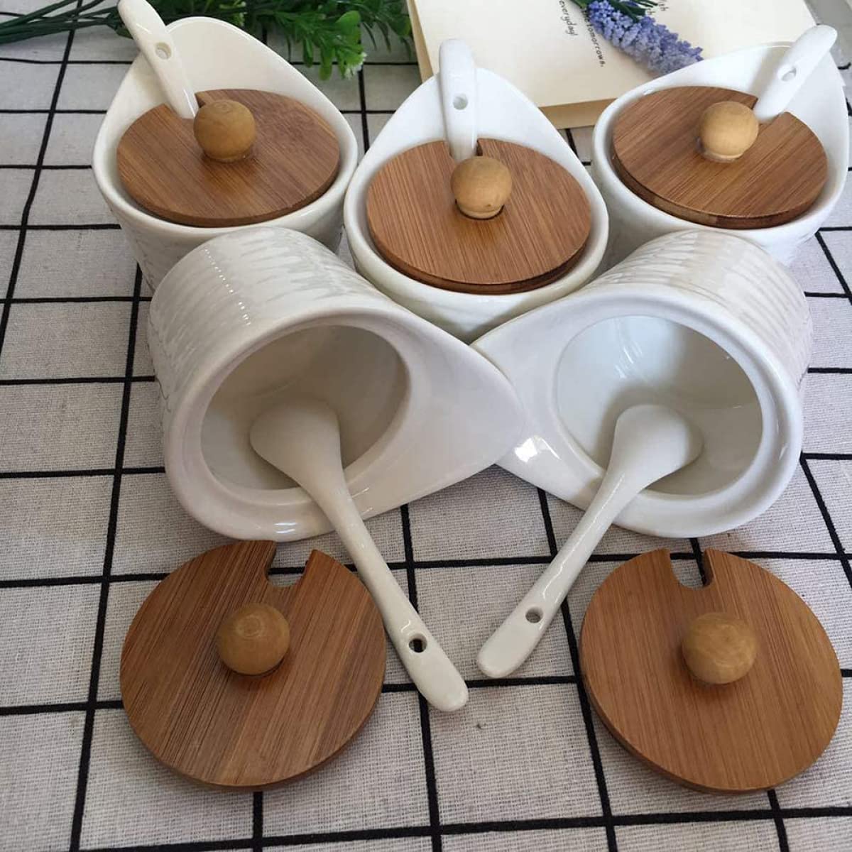 MAGICVOGEL Set di 2 barattoli per spezie in ceramica, effetto marmo, con cucchiaio e coperchio, 360 ml, con vassoio in legno (verde