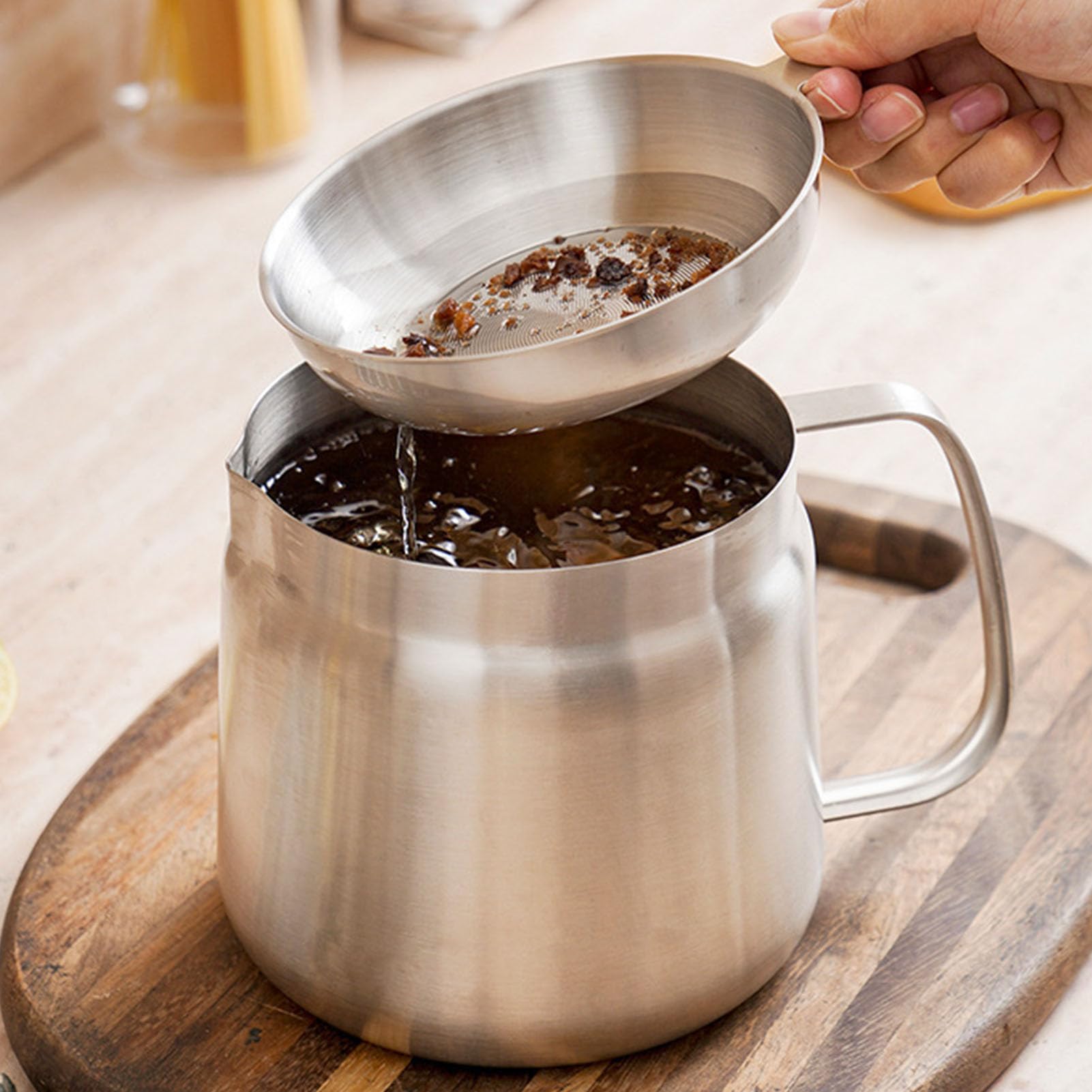 Récipient à graisse avec filtre pour éviter le gaspillage des huiles de cuisson