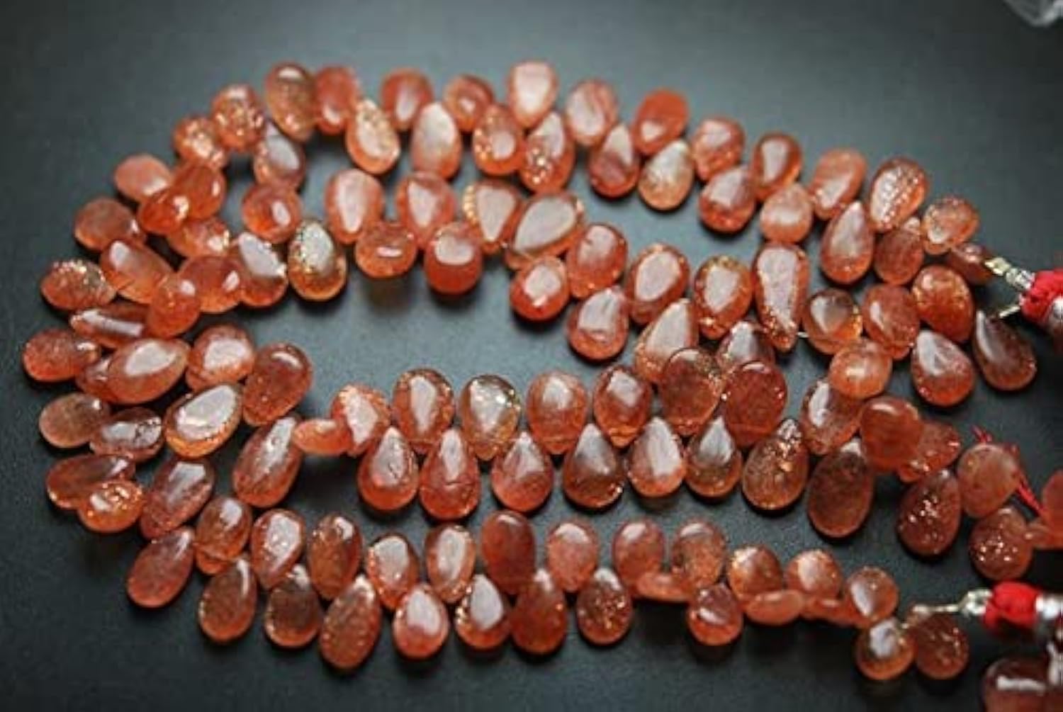 Pierre de soleil naturelle en briolette poire pour sublimer vos bijoux d'été