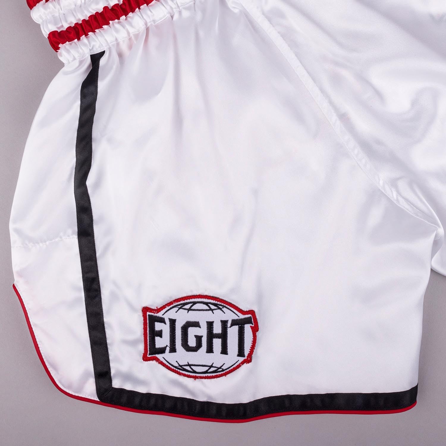 8 WEAPONS Muay Thai Shorts Bangkok, Weiß-Schwarz, Kickboxhose für Training & Wettkampf, Thaibox Shorts Polyester, Atmungsaktiv, Langlebig, Kampfsporthose für MMA, K1, Boxen, Thai Boxen