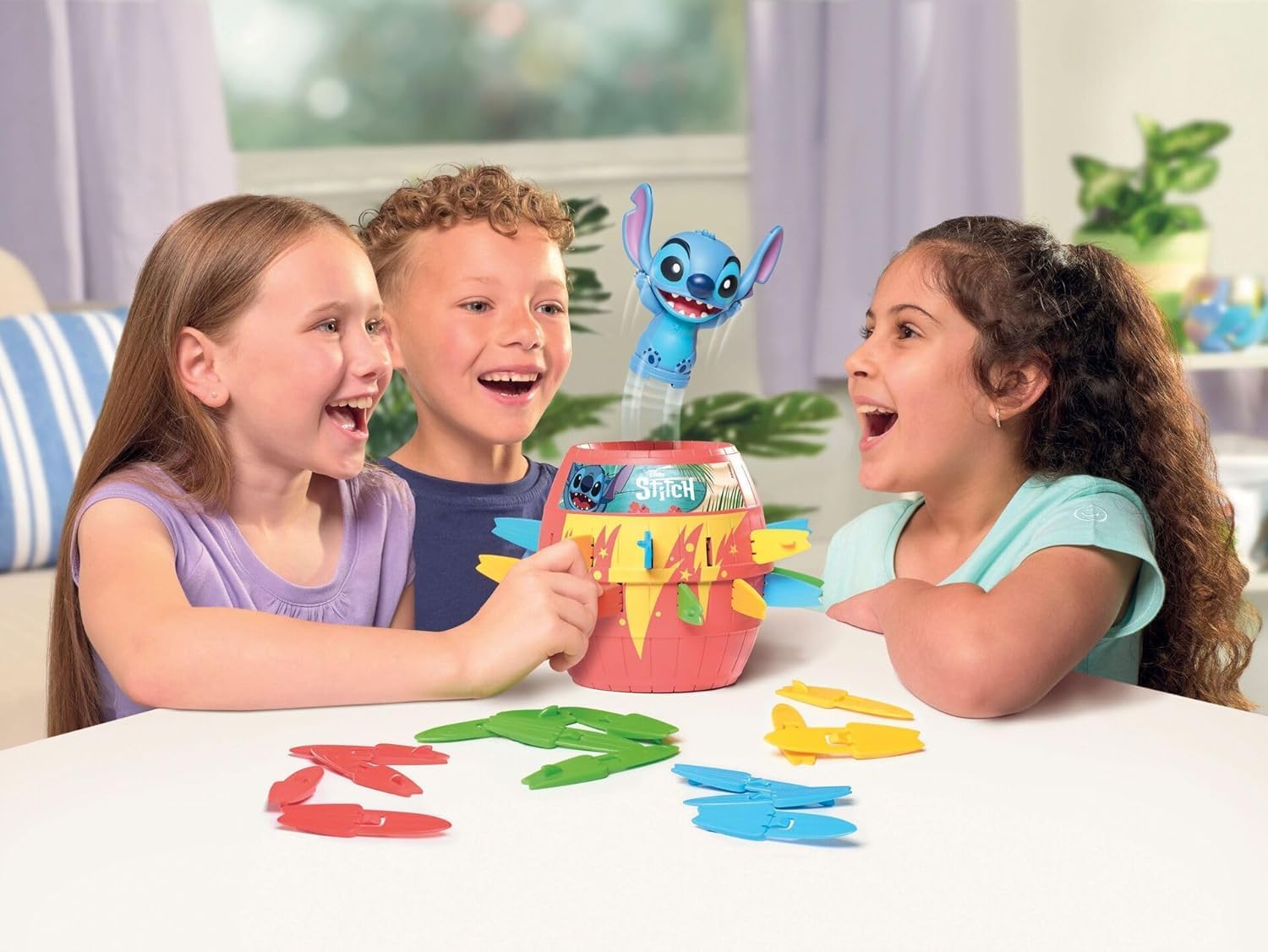 Tomy Juego de Mesa de acción Pop Up Stitch de Disney, Divertido Juego Familiar y para niños a Partir de 4 años, Juego Infantil Preescolar para niños, niñas y Adultos.