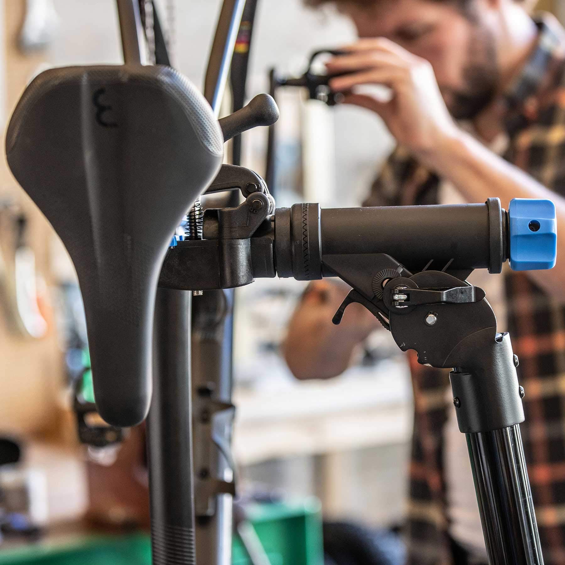 BBB Cycling ProfiMount Fahrrad-Reparaturstand für Fahrradwartung Höhenverstellbar Faltbar für 23 kg BTL-36